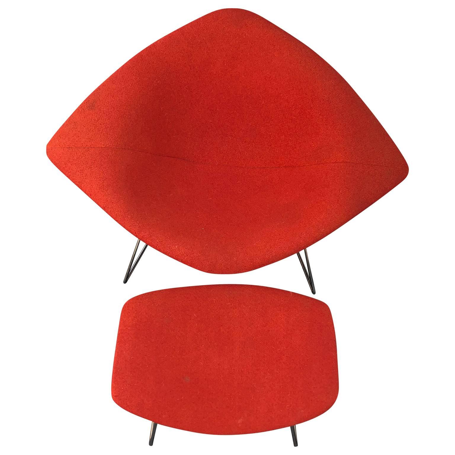 Großer Diamantstuhl aus Chrom, entworfen von Harry Bertoia für Knoll im Jahr 1952. 
Der Stuhl  und Ottomane haben den originalen roten Stoffbezug. Die Drahtstühle von Harry Bertoia gehören zu den anerkanntesten Errungenschaften des Mid-Century