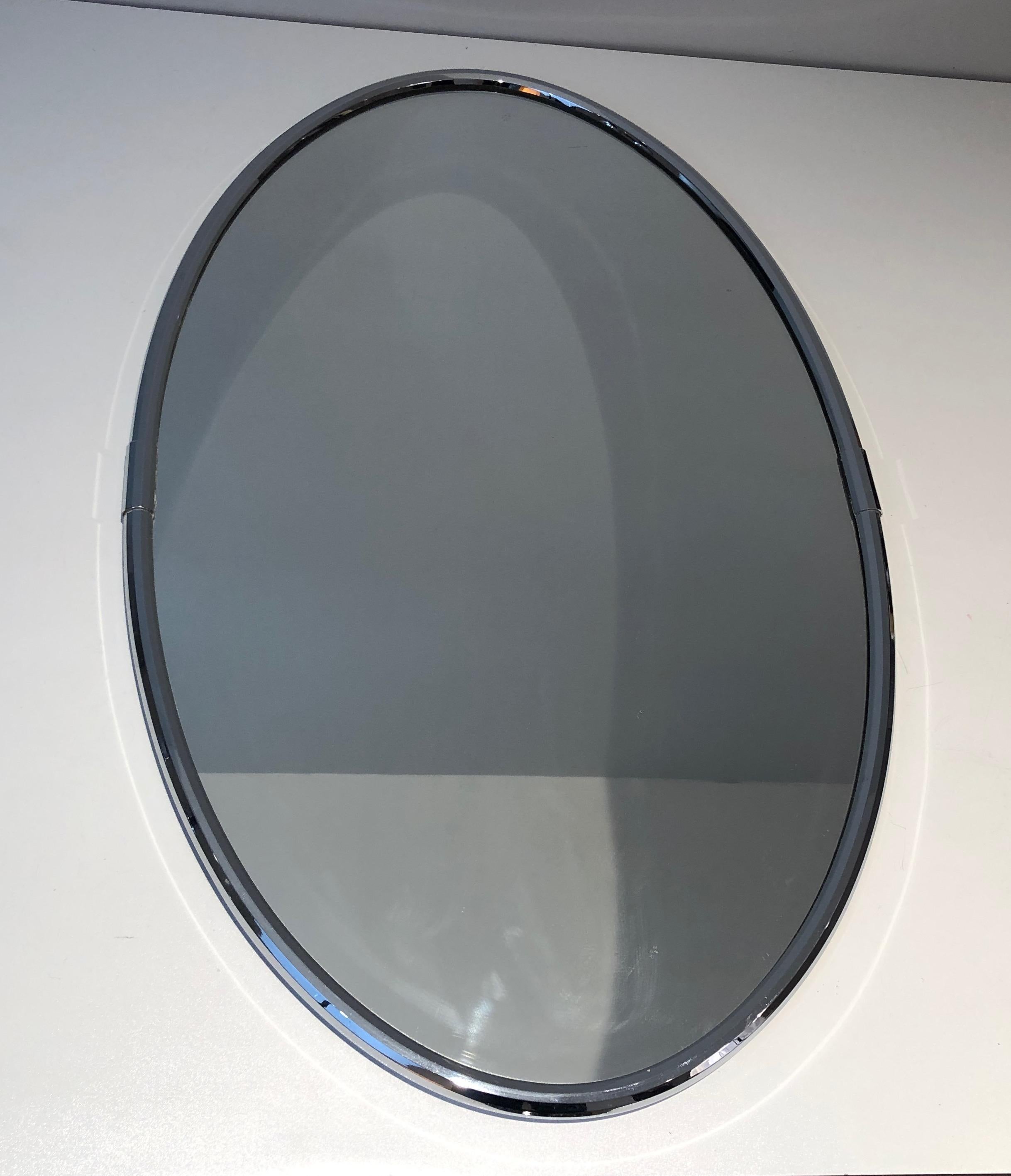 This oval mirror is made of a faceted chrome frame in the Art Deco style.
This is a French work, circa 1930.