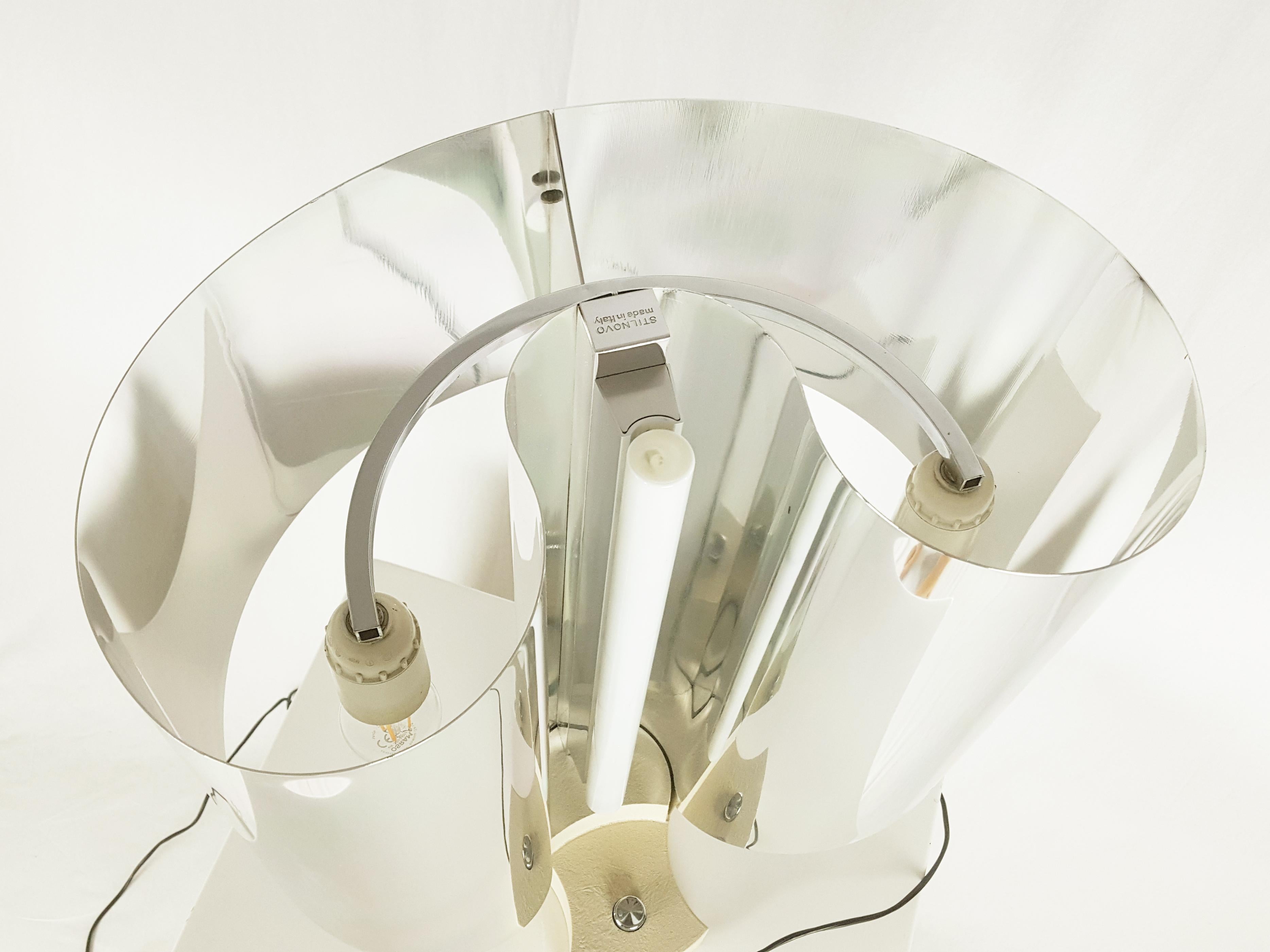 Ère spatiale Lampe de table Spinnaker en métal chromé et peint par Corsini & Wiskemann pour Stilnovo en vente