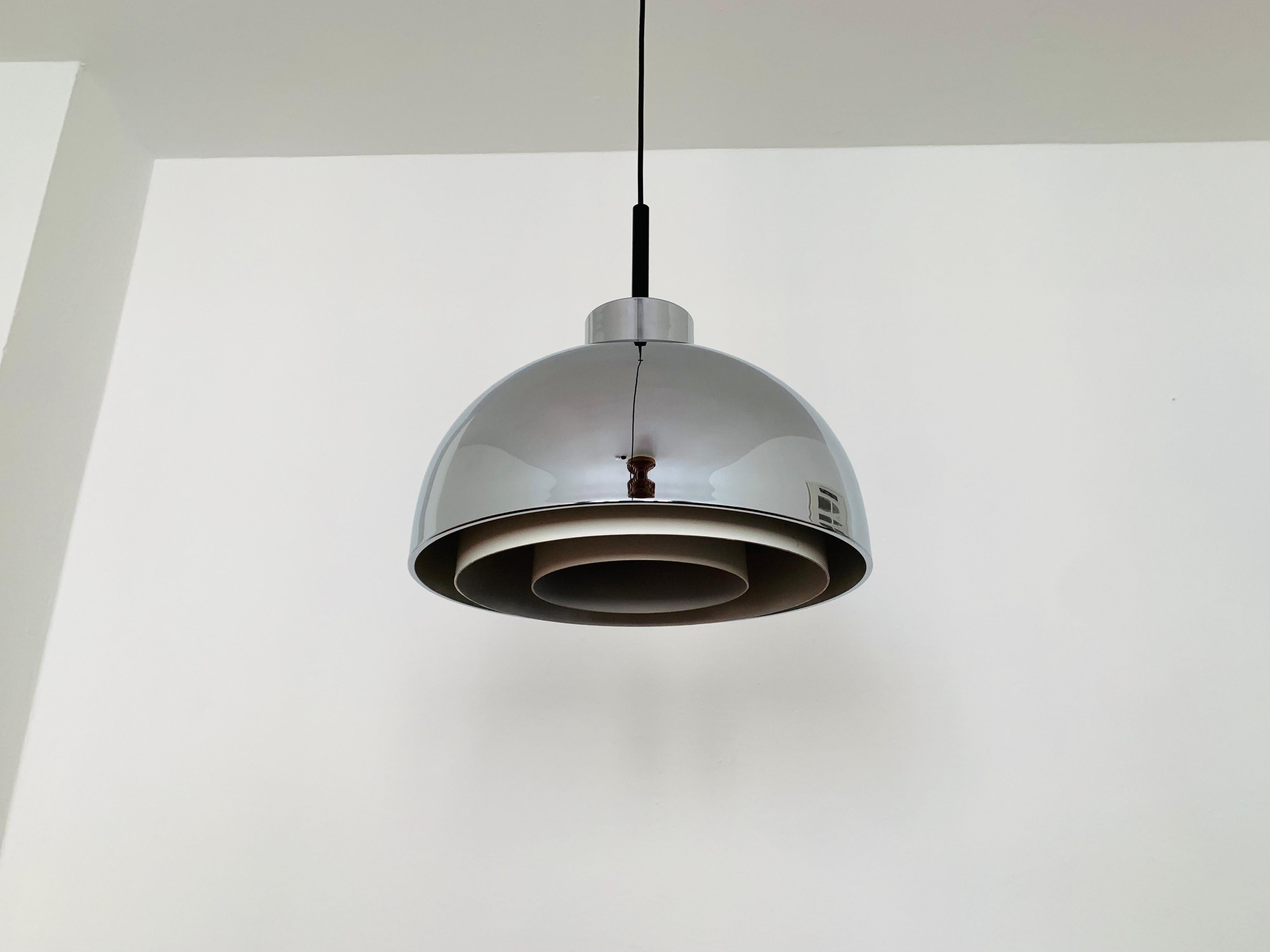 Impressionante lampada a sospensione di Doria degli anni '60.
Un design straordinariamente bello con un carisma fantastico.
Si crea una luce calda e accogliente.

Produttore: Doria

Condizioni:

Condizioni vintage molto buone con lievi segni di