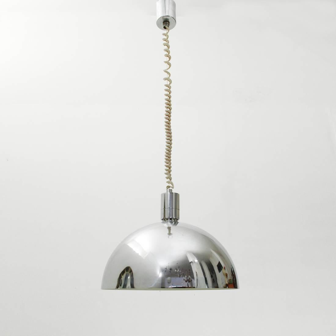 Pendant lamp produced by Sirrah on a project by Franco Albini since 1969.
Rosette and diffuser in chromed metal. White painted diffuser interior.
Adjustable height of the wire.
Good general conditions, some signs due to normal use over