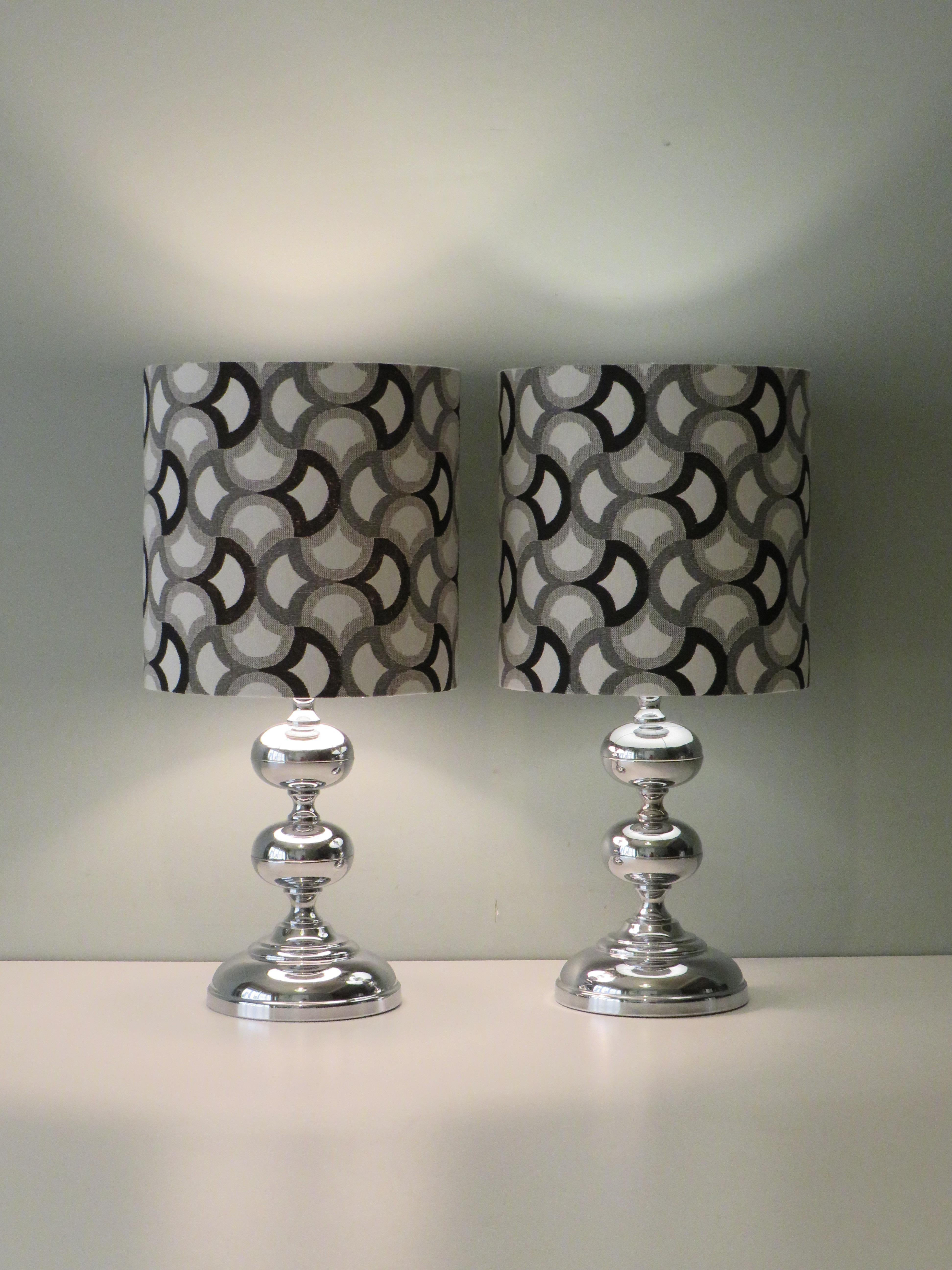 Set of 2 Space age, chromed table lamps, Belgium 1960.
The beautiful quality lamps with 1 E 27 fitting and a (new) custom lampshade in jacquard fabric.
Dimensions: lamp base H 35 cm and diameter 16 cm
lampshade: H 25.5 cm and diameter 25