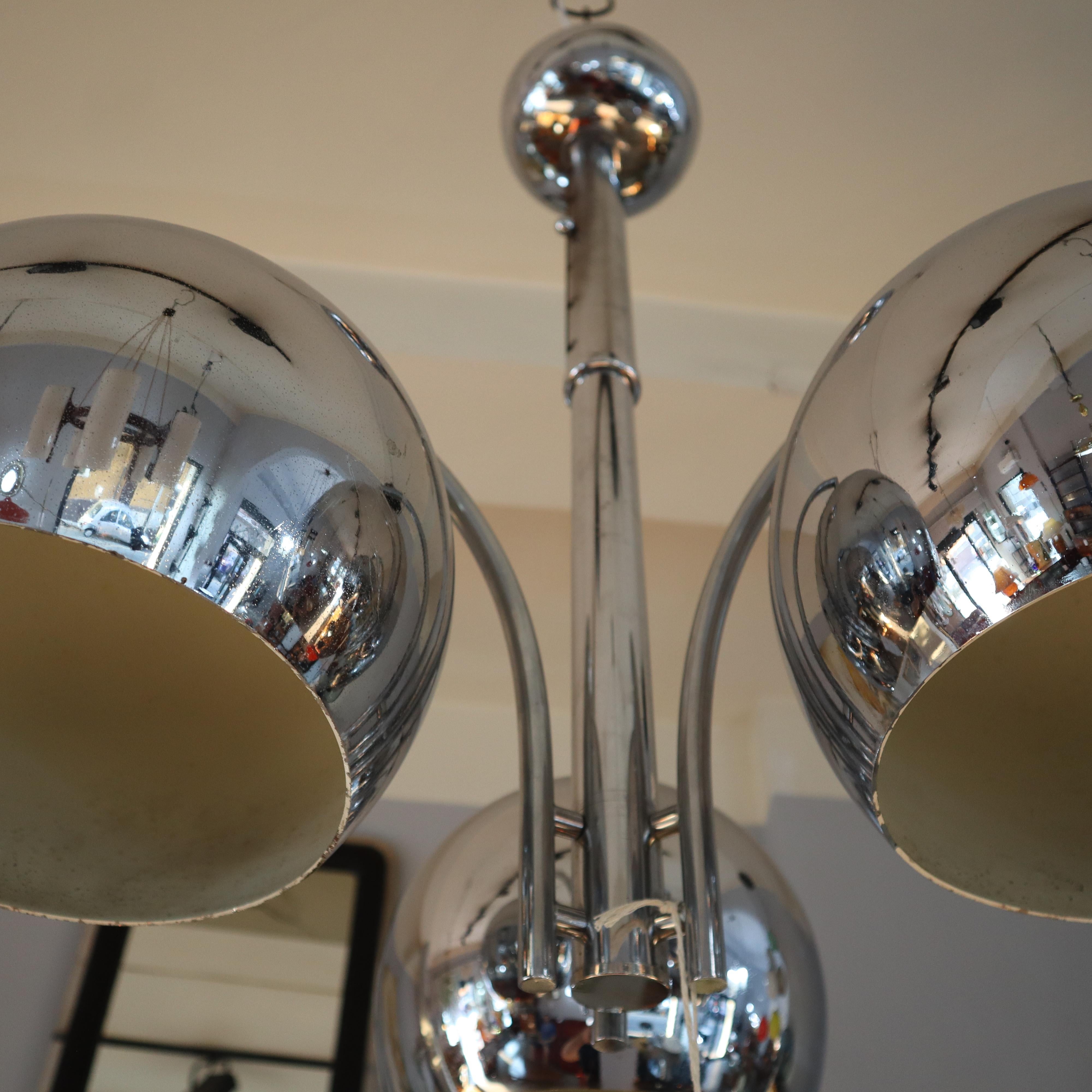 Lampadario a sfera cromato di metà secolo moderno Goffredo Reggiani, Italia, anni '70
Un elegante lampadario cromato anni '70 ispirato al design distintivo di Goffredo Reggiani, perfetto per arricchire gli interni con un tocco di stile