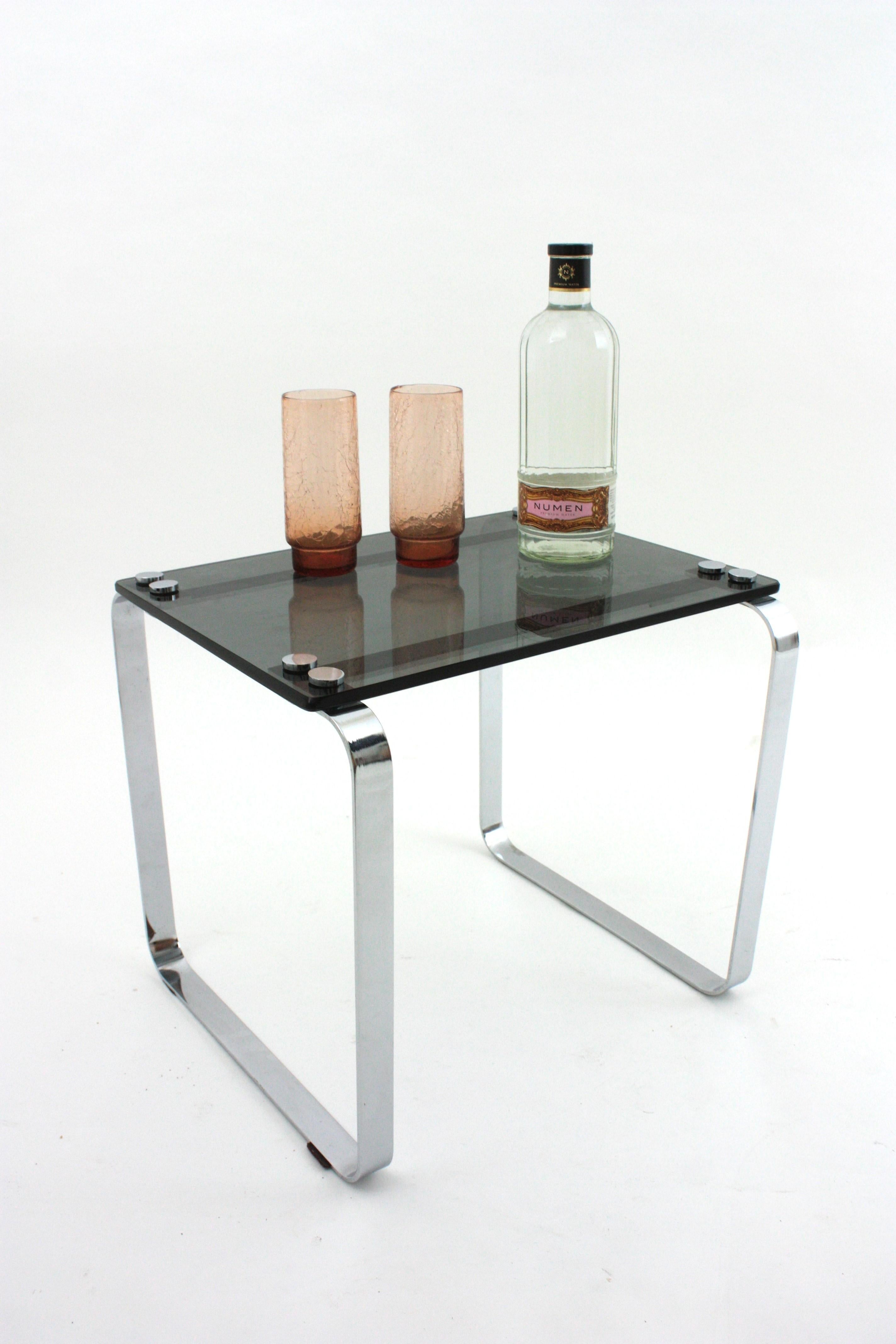Beistelltisch aus verchromtem Stahl und Rauchglas im Angebot 4