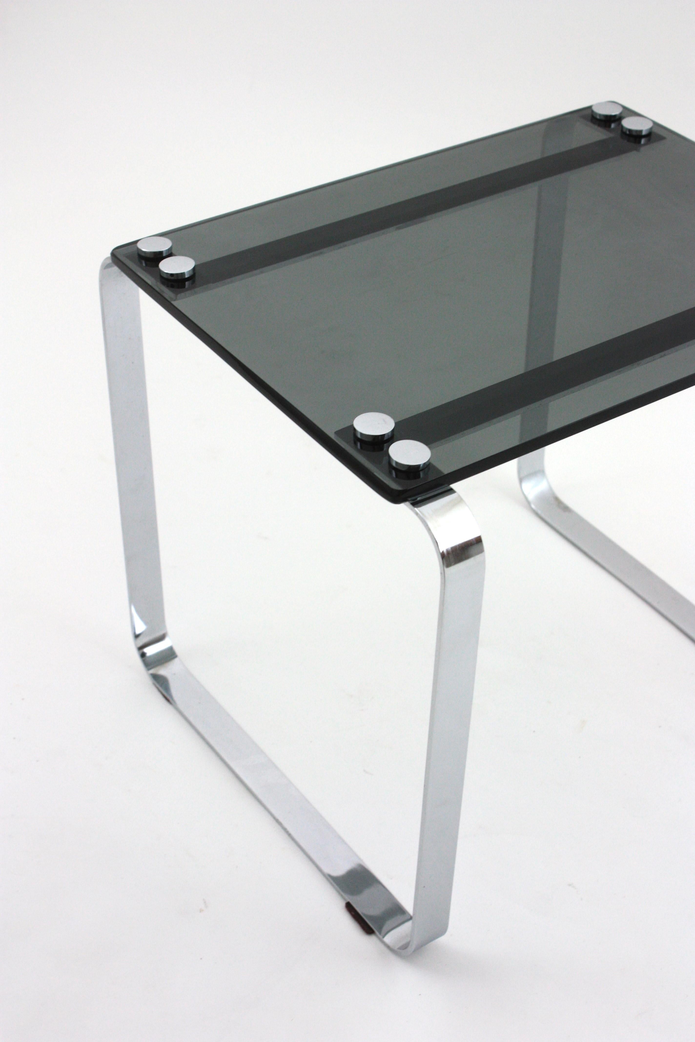Beistelltisch aus verchromtem Stahl und Rauchglas im Angebot 6