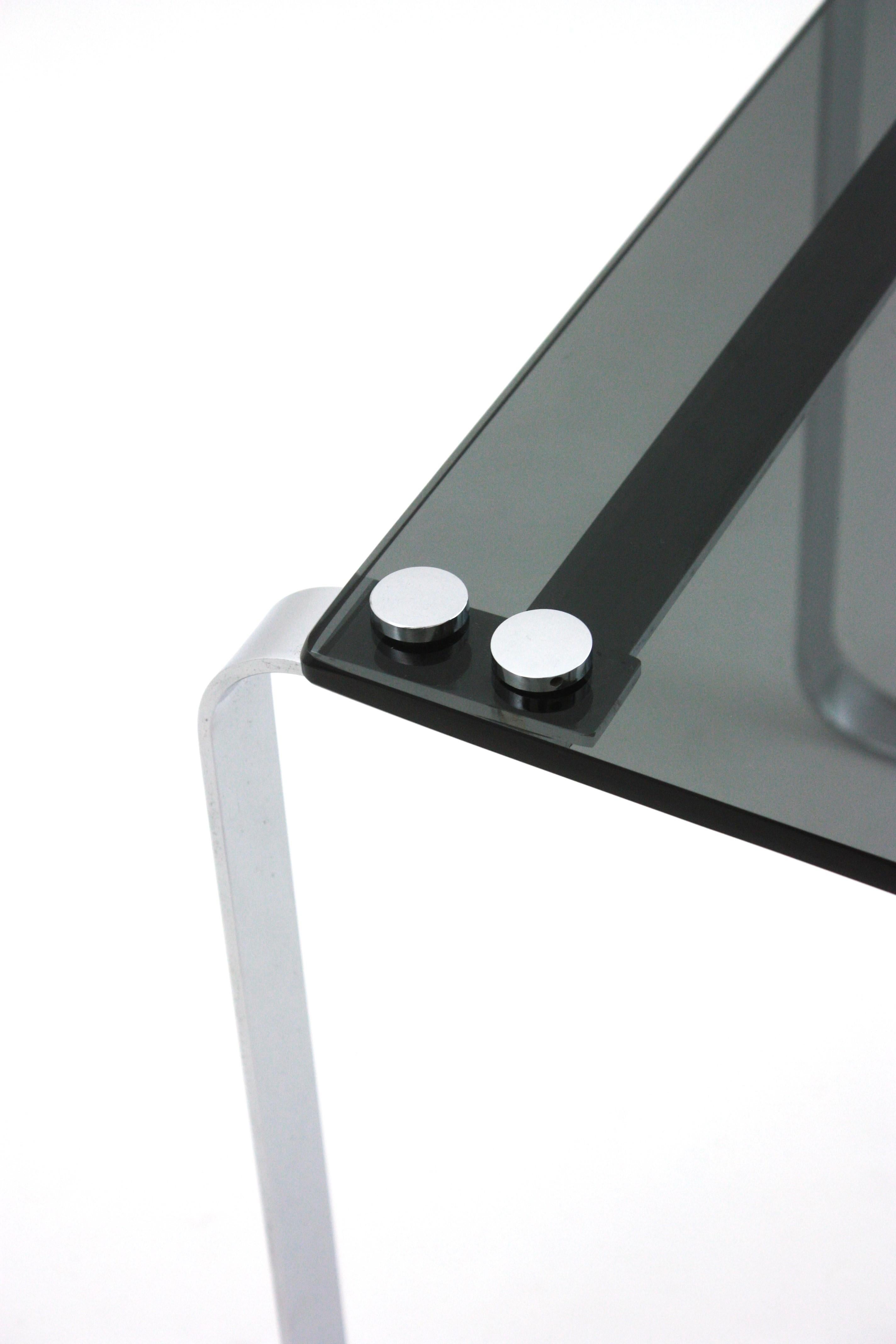 Beistelltisch aus verchromtem Stahl und Rauchglas im Angebot 8