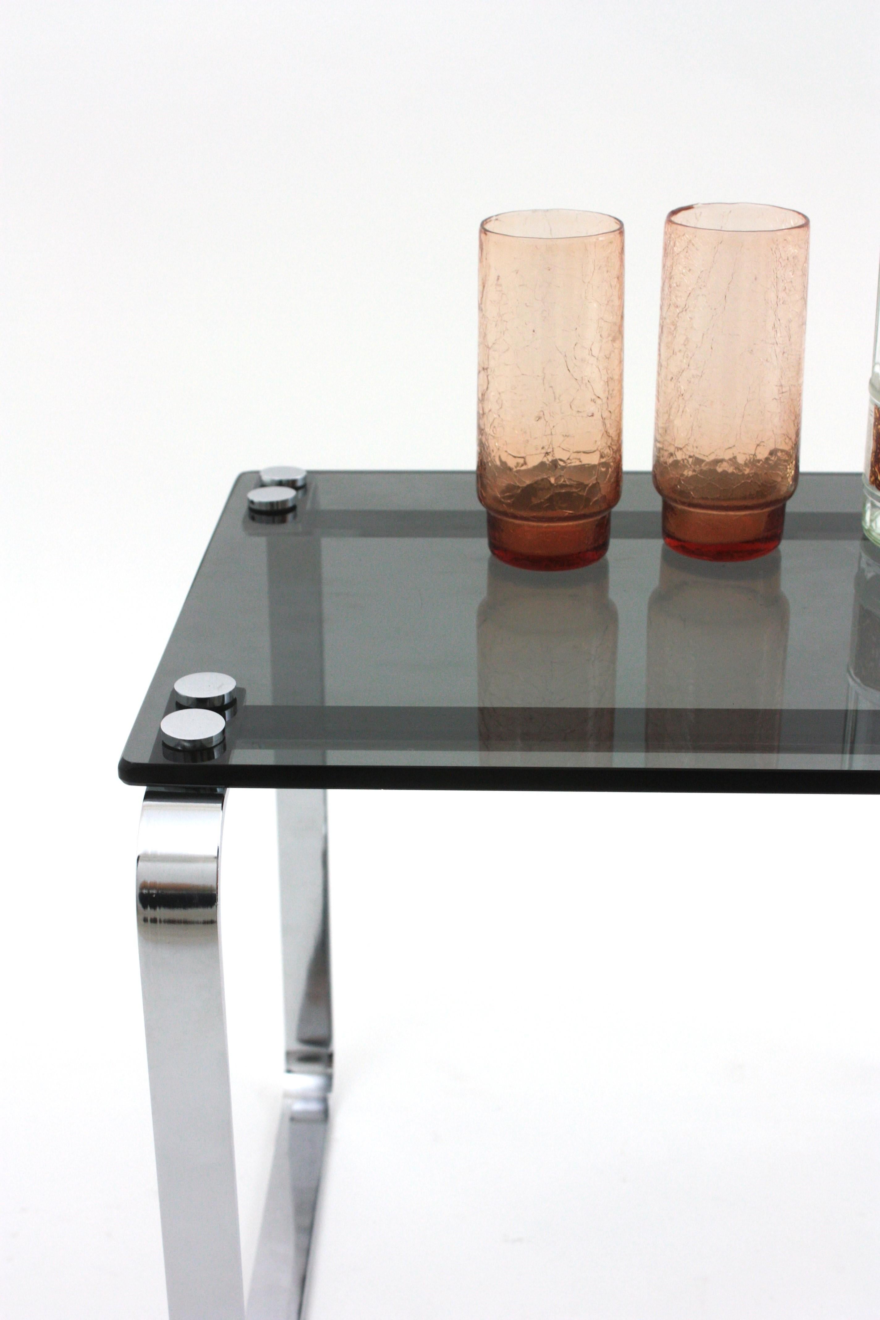 Beistelltisch aus verchromtem Stahl und Rauchglas im Angebot 10