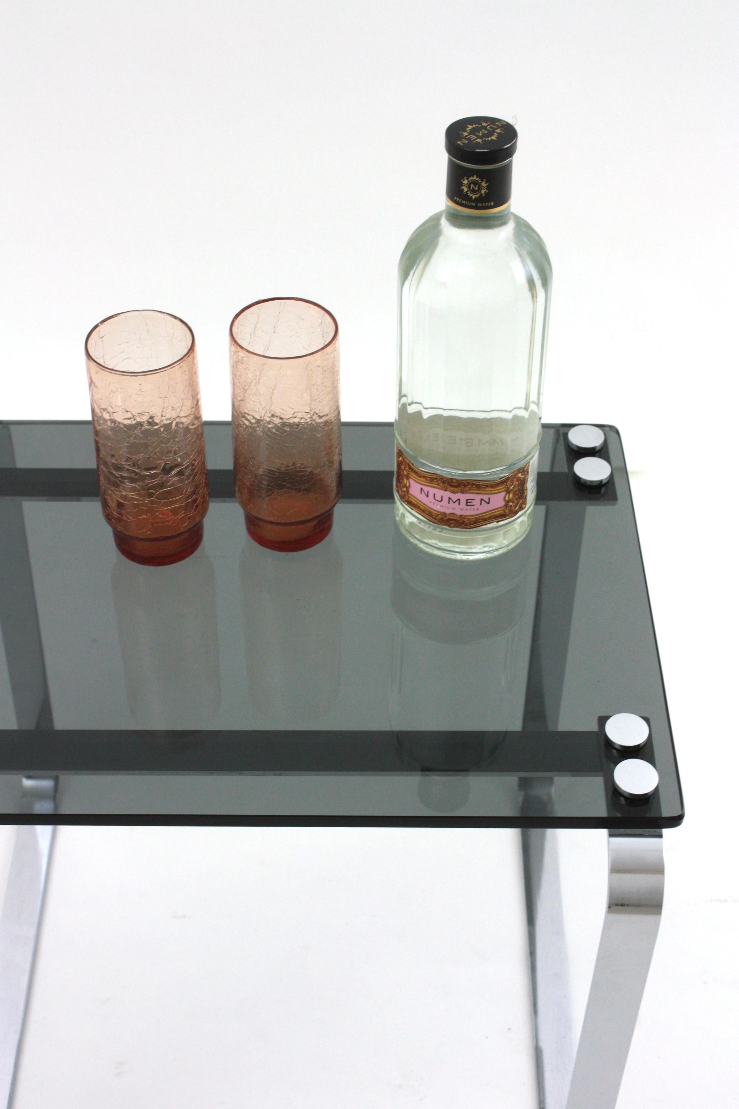 Beistelltisch aus verchromtem Stahl und Rauchglas im Angebot 11