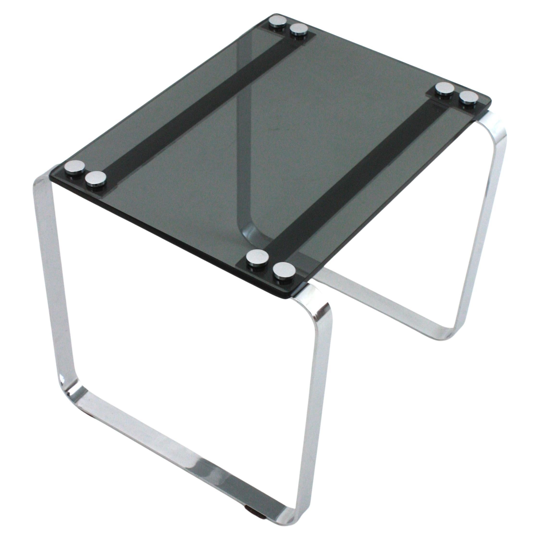 Moderner Tisch aus verchromtem Stahl mit Rauchglasplatte, Spanien, 1960-1970.
Skulpturaler quadratischer Beistelltisch aus der Mitte des Jahrhunderts mit verchromtem Stahlfuß, Rauchglas und verchromten Zierkreisen auf der Platte.
Interessant als
