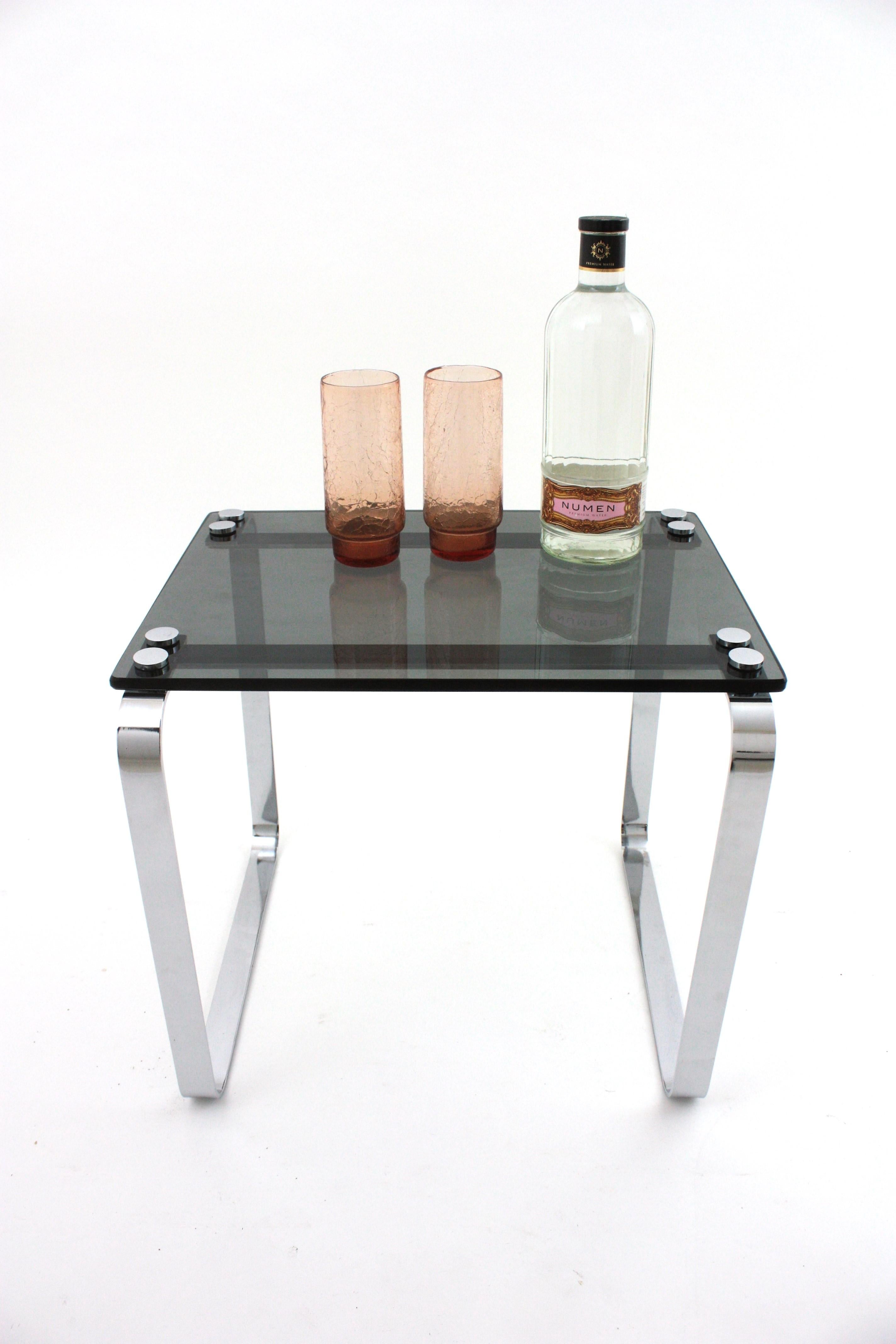Beistelltisch aus verchromtem Stahl und Rauchglas (Moderne der Mitte des Jahrhunderts) im Angebot