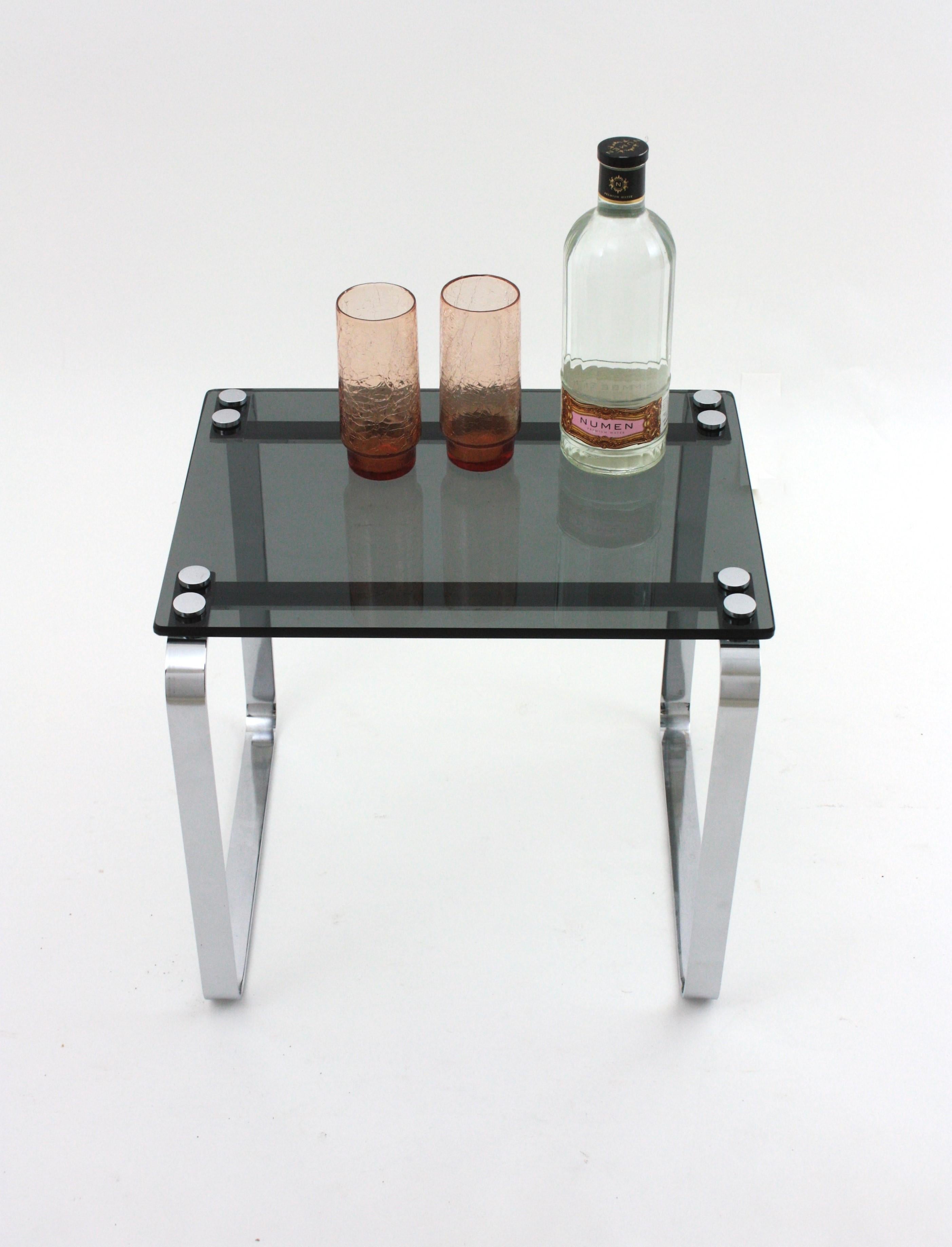 Beistelltisch aus verchromtem Stahl und Rauchglas (20. Jahrhundert) im Angebot