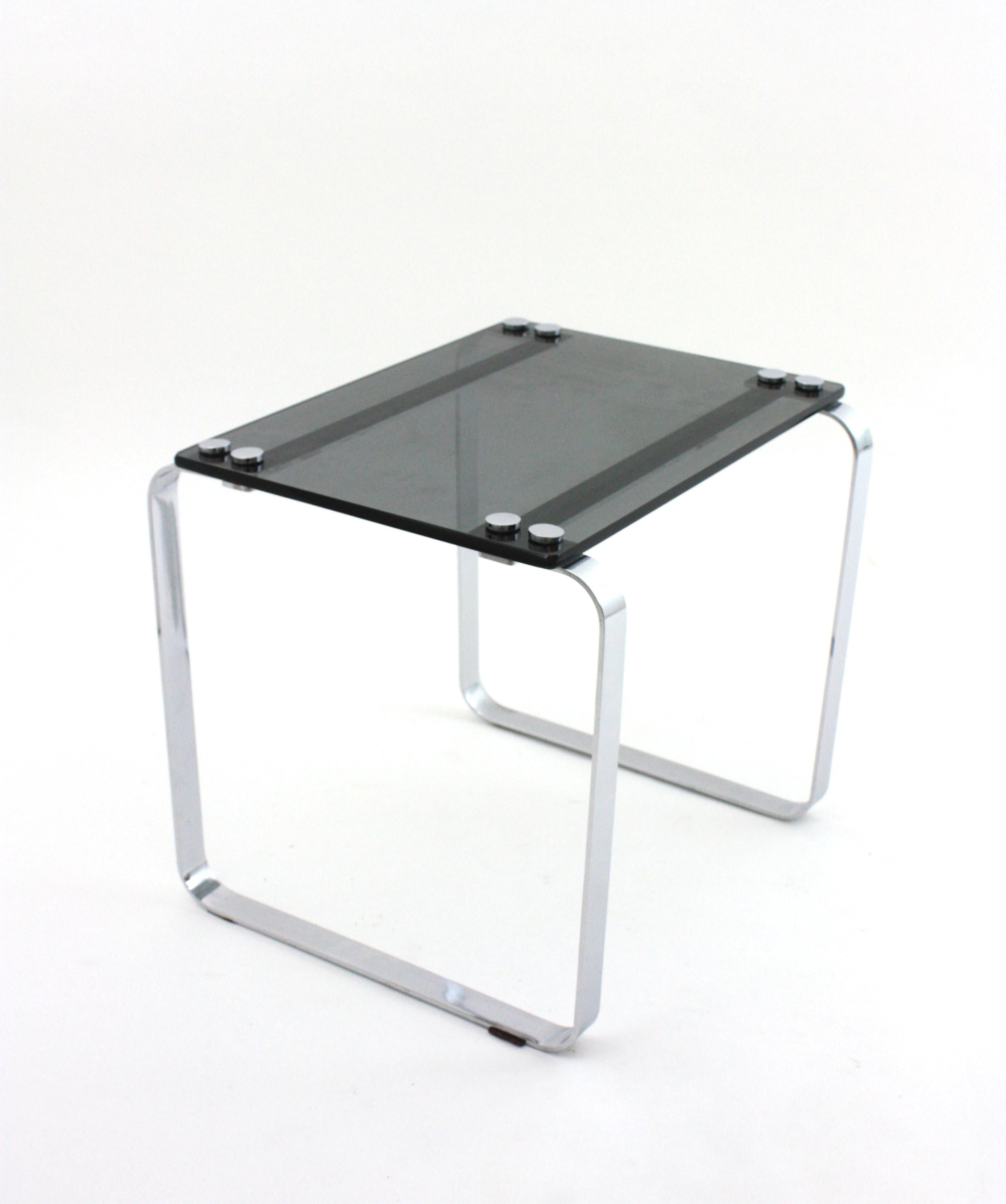 Beistelltisch aus verchromtem Stahl und Rauchglas im Angebot 1