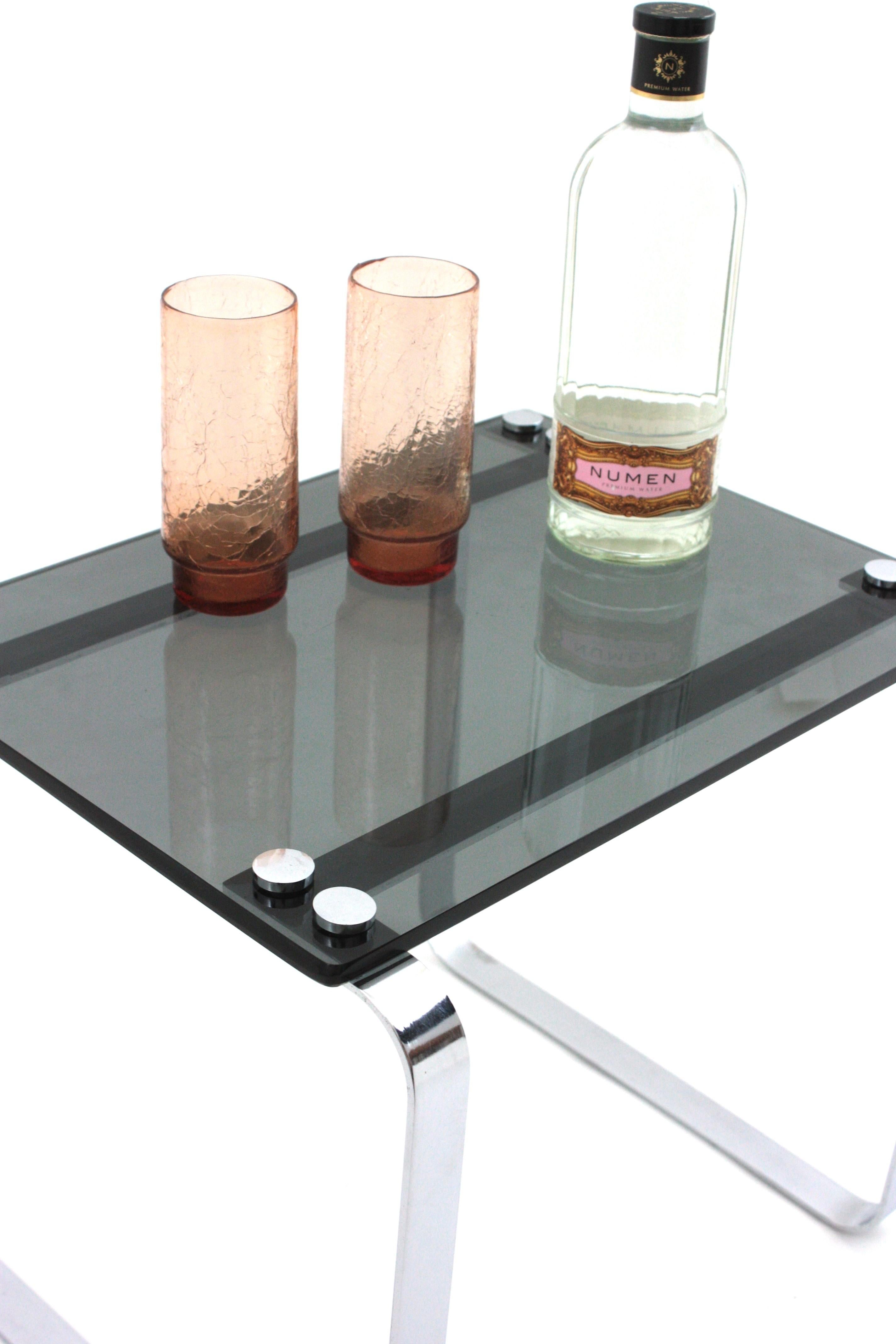 Beistelltisch aus verchromtem Stahl und Rauchglas im Angebot 2