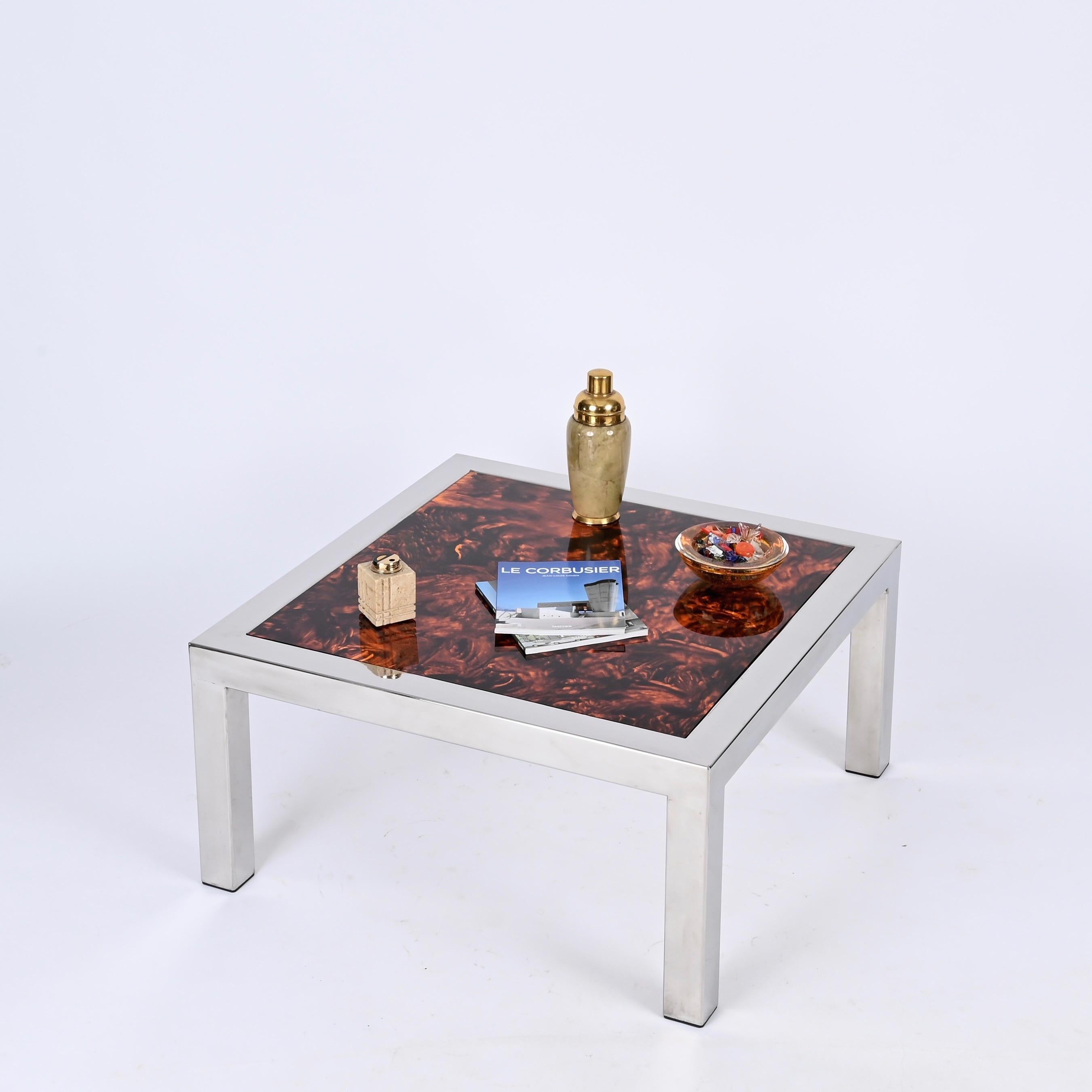 Fantastischer quadratischer italienischer Couchtisch aus der Mitte des Jahrhunderts aus verchromtem Stahl mit einer atemberaubenden Platte aus schildpattartigem Lucit. Dieses prächtige Einzelstück wurde in den 1970er Jahren in Italien entworfen.