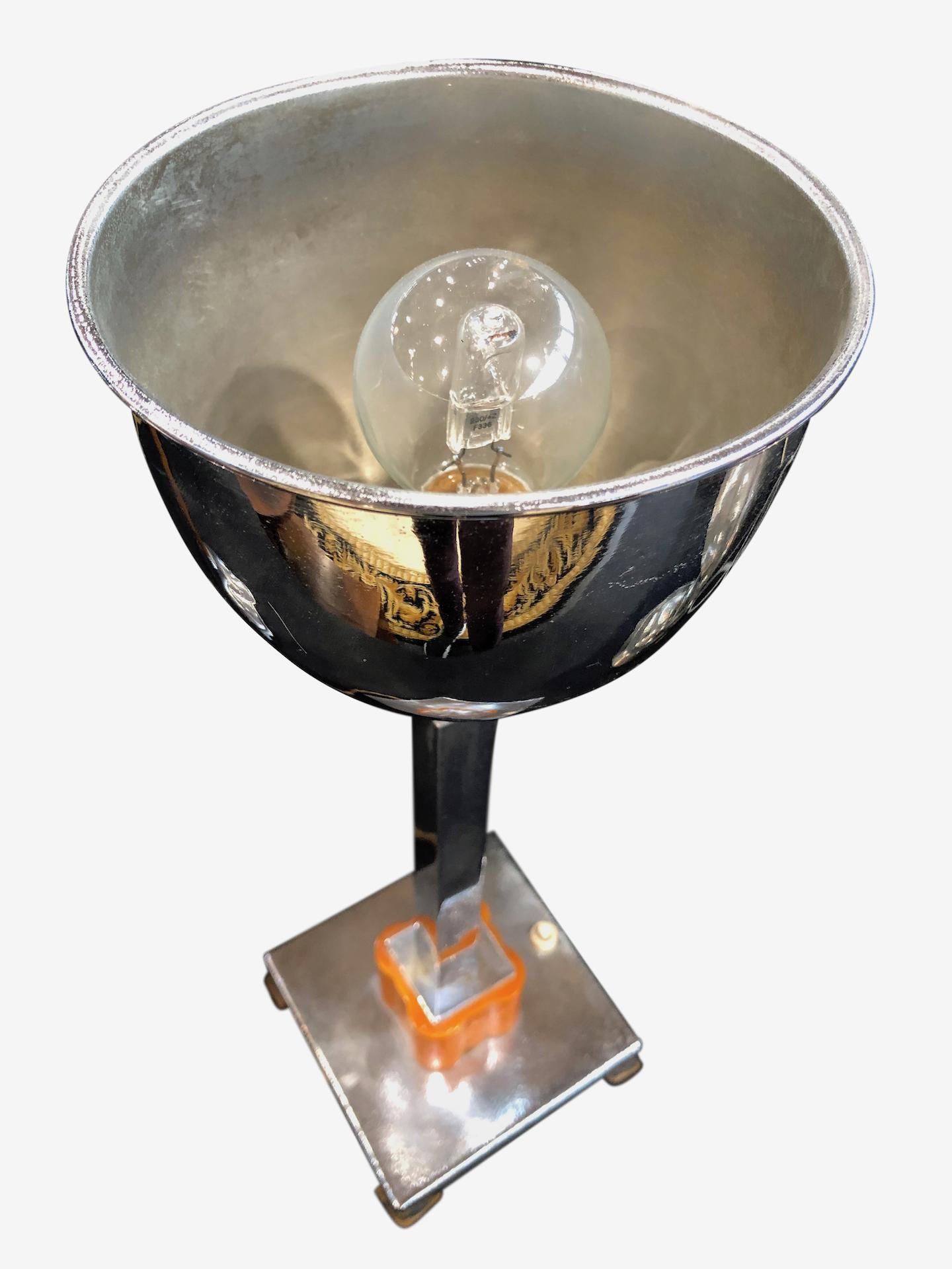 Verchromte Tischlampe mit orangefarbenem Bakelit, Art Deco, Frankreich, 1930er Jahre im Zustand „Relativ gut“ im Angebot in Ulm, DE