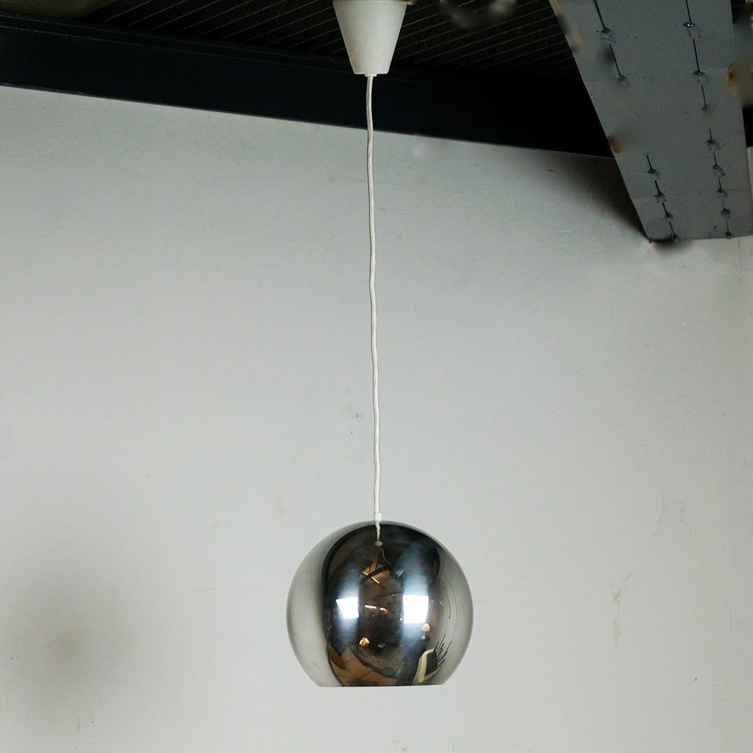 Questa lampada a sospensione a sfera Topan VP6 cromata è stata disegnata da Verner Panton per Louis Poulsen. Sono in ottime condizioni originali e perfettamente funzionanti.

L'iconico ciondolo TOPAN di Panton, disegnato per Louis Poulsen, è tanto