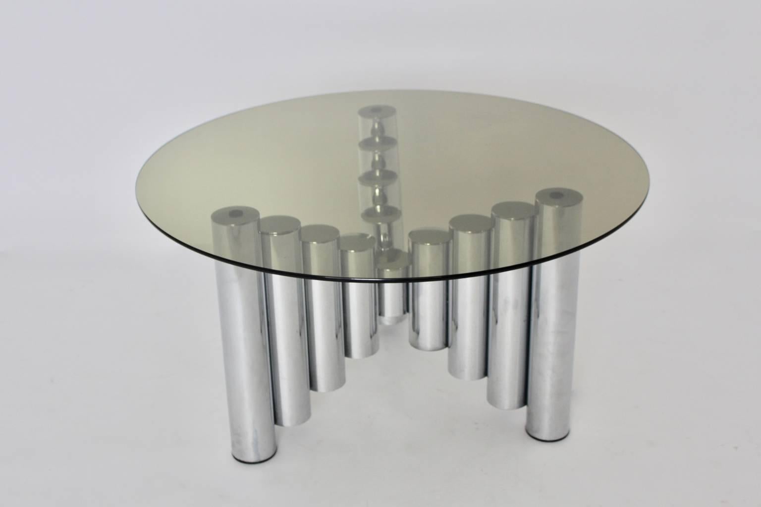 This chromed tube steel base shows 13 tubes.
On the top is a greenish round glass plate.
The coffee table was designed and made in the 1960s.
Very good condition with some signs of age and use.

approx. measures
Diameter: 89.5 cm - Height: 47