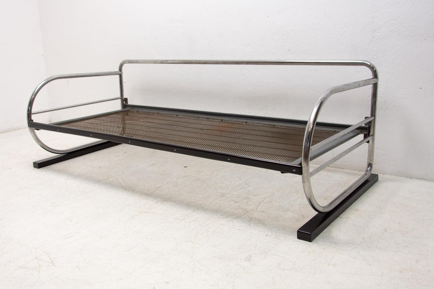 This chromed tubular steel sofa was designed in the 1930's and made in the 1950´s. Very nice design.

Made in the former Czechoslovakia.

The sofa is in very good condition.

 

Height 64 cm

Length 192 cm

Depth 85 cm.

Seat height 32