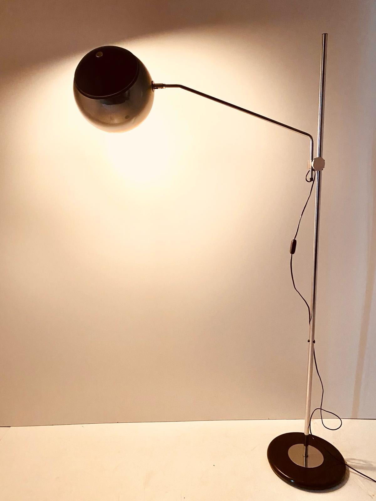 Chromed vintage floor lamp, Italy 1960s In Good Condition For Sale In Ceglie Messapica, IT