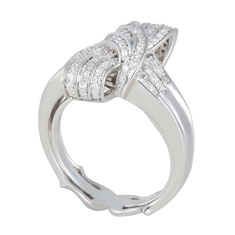 Discrète mais indéniablement rayonnante, la bague Chromia est un hommage à l'élégance minimaliste et à un savoir-faire exceptionnel. En son centre se trouve un diamant blanc D-Flawless de 0,54 carat, le plus rare de sa catégorie, réputé pour sa