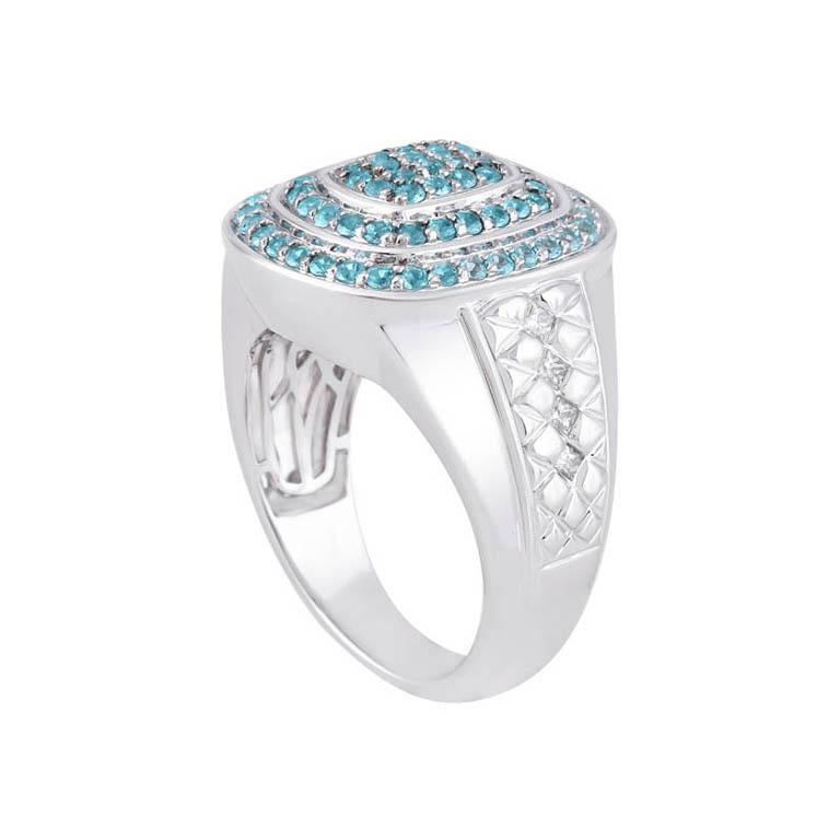 Atrevido, raro e inconfundiblemente lujoso: este anillo para hombre presenta 1,18 quilates de turmalinas Paraiba brasileñas y diamantes blancos, todo ello engastado magistralmente en oro blanco pulido de 18 quilates. En el centro del diseño se