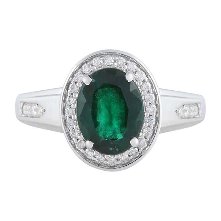 Verdadera encarnación de la elegancia, este Anillo de Esmeralda y Diamantes está elaborado para cautivar con su refinada belleza y su diseño atemporal. La pieza central es una esmeralda de 2,11 quilates, apreciada por su intenso tono verde que