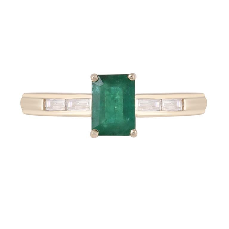 Evoca la elegancia atemporal con este Anillo de Esmeralda y Diamantes, un diseño que equilibra a la perfección el encanto clásico y el lujo radiante. En su corazón yace una esmeralda de 1,07 quilates, célebre por su exuberante tono verde que