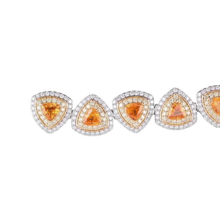 Un'ode all'eleganza vibrante, questo bracciale con granato mandarino e diamanti cattura la brillantezza di gemme rare in un design senza tempo. Con un totale di 18,14 carati, ogni straordinario granato mandarino taglio trilione irradia un bagliore