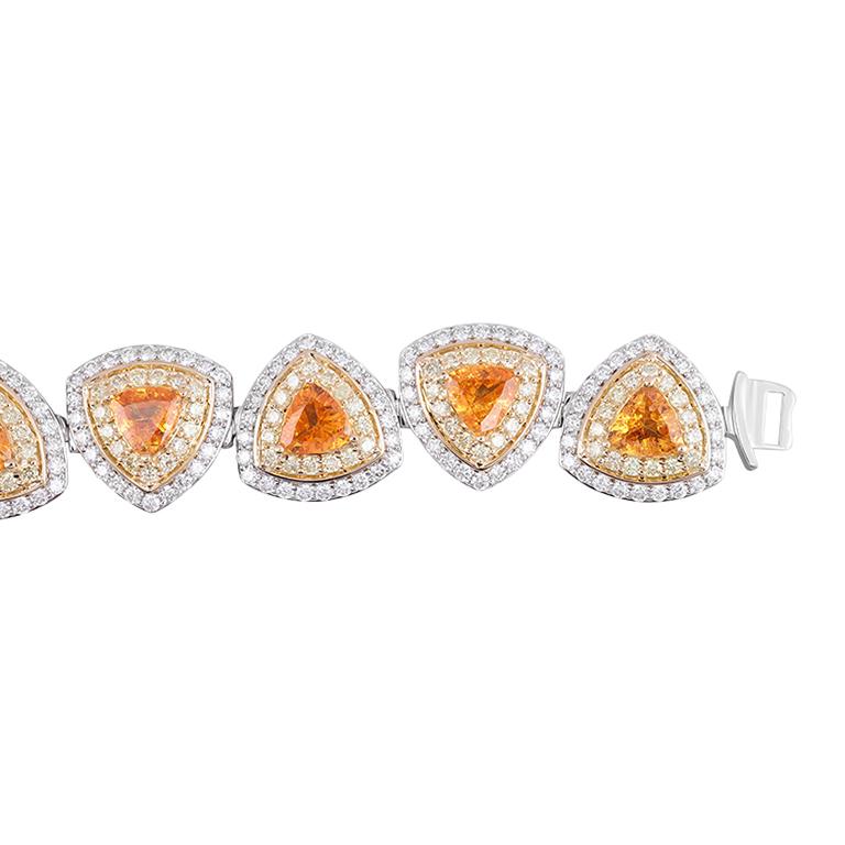 Taglio brillante Granato mandarino di Chromia e diamante giallo e bianco in bracciale bicolore 18 carati 18,14 carati in vendita