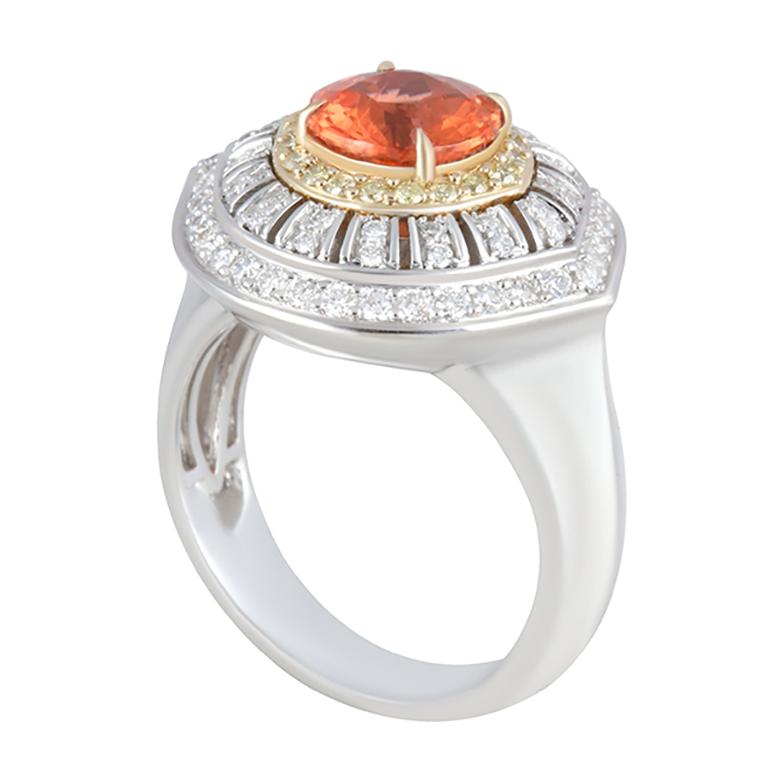 Audace, radioso e squisitamente raro, questo anello con Triplite e Diamanti è una straordinaria incarnazione di arte ed eleganza. Al centro si trova una triplite arancione vivida da 2,73 carati, una gemma apprezzata per la sua brillantezza e la sua