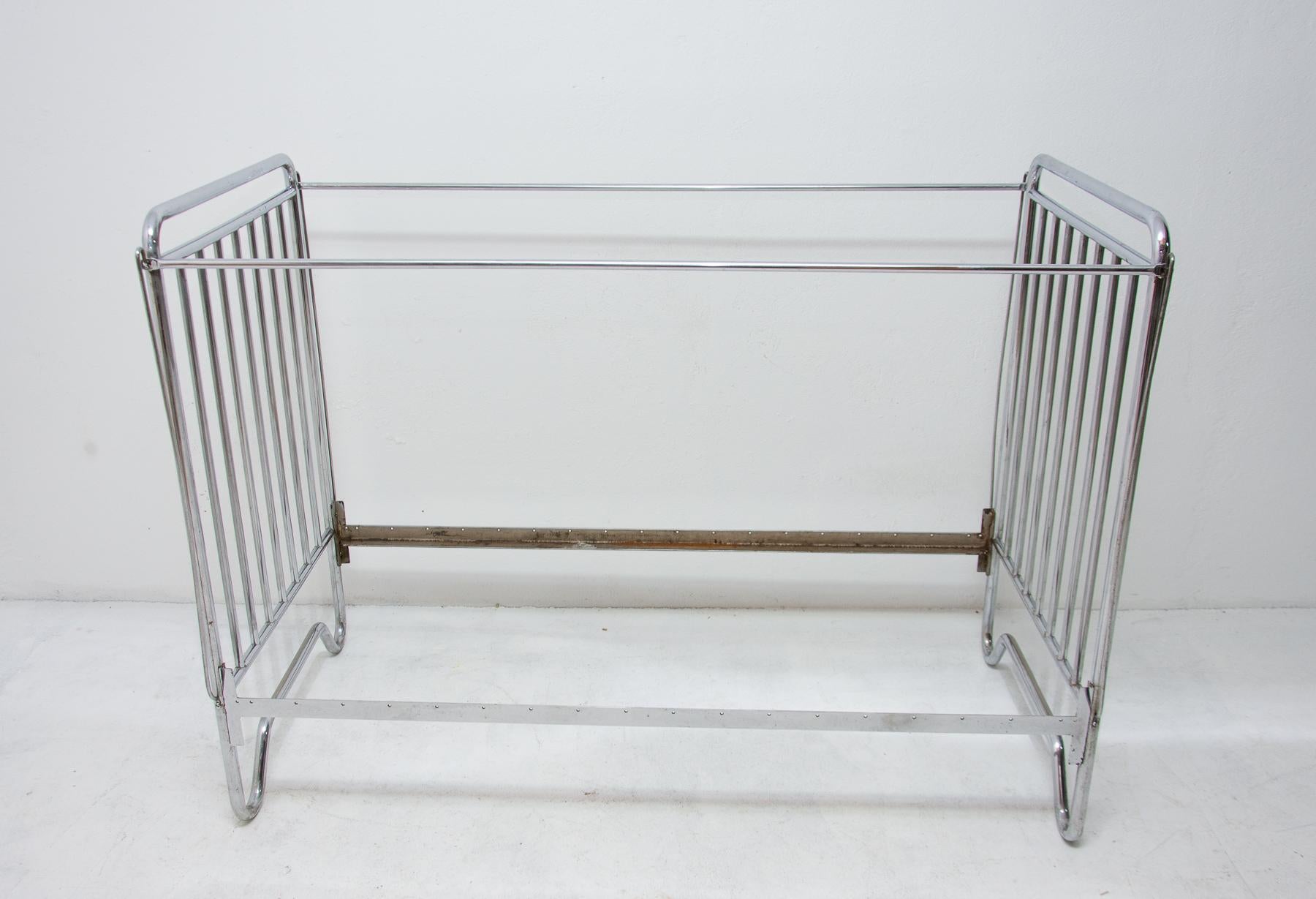 Chromium Plated Childern Bed, Bauhaus Period, 1930s In Good Condition For Sale In Prague 8, CZ