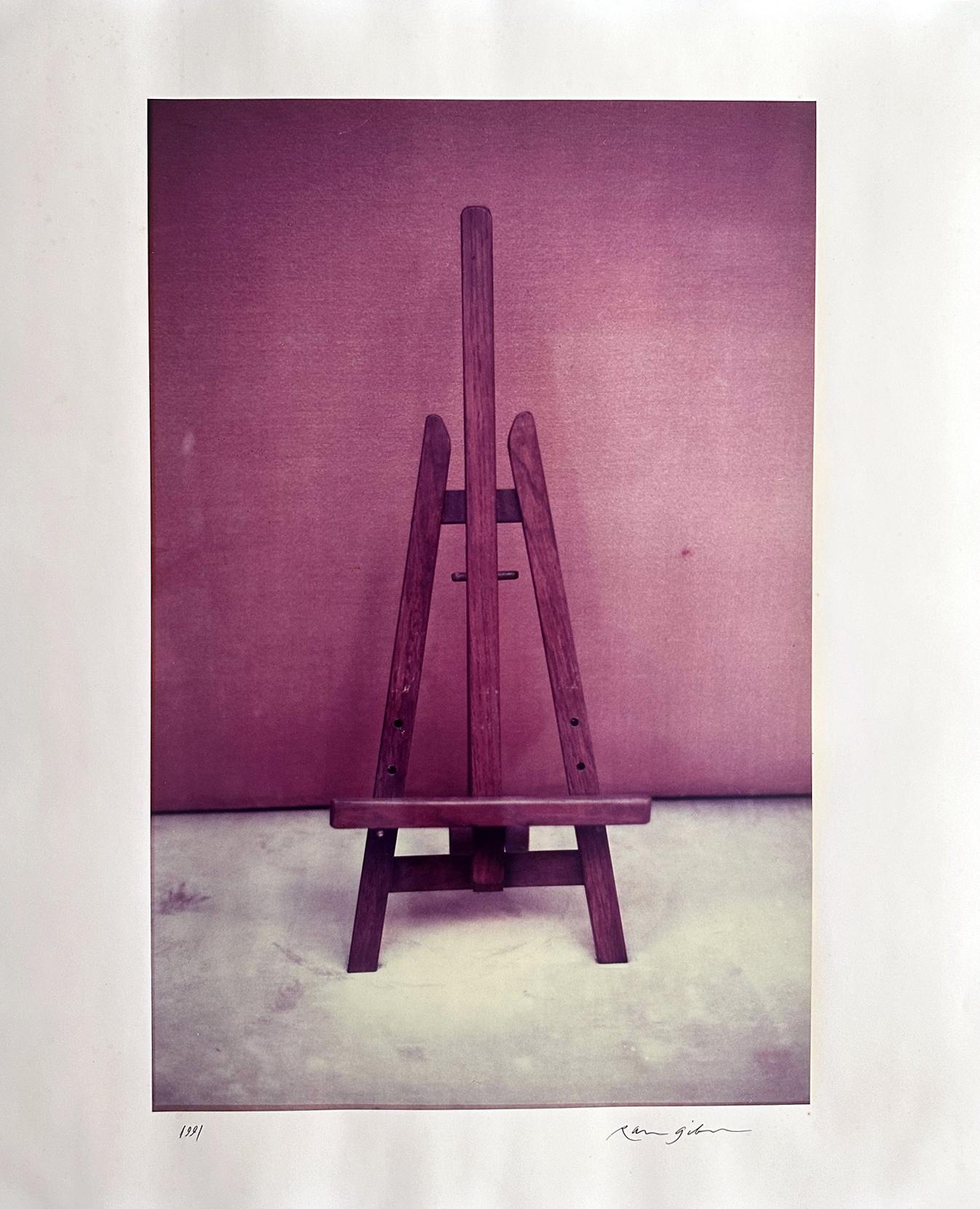 Ein alter chromogener (C-Typ) fotografischer Abzug des amerikanischen Fotografen Ralph Gibson (1939-)
Die Fotografie ohne Titel zeigt eine hölzerne Staffelei vor dem Hintergrund einer rosa Wand. Gedruckt auf Kodak-Papier. Vom Künstler