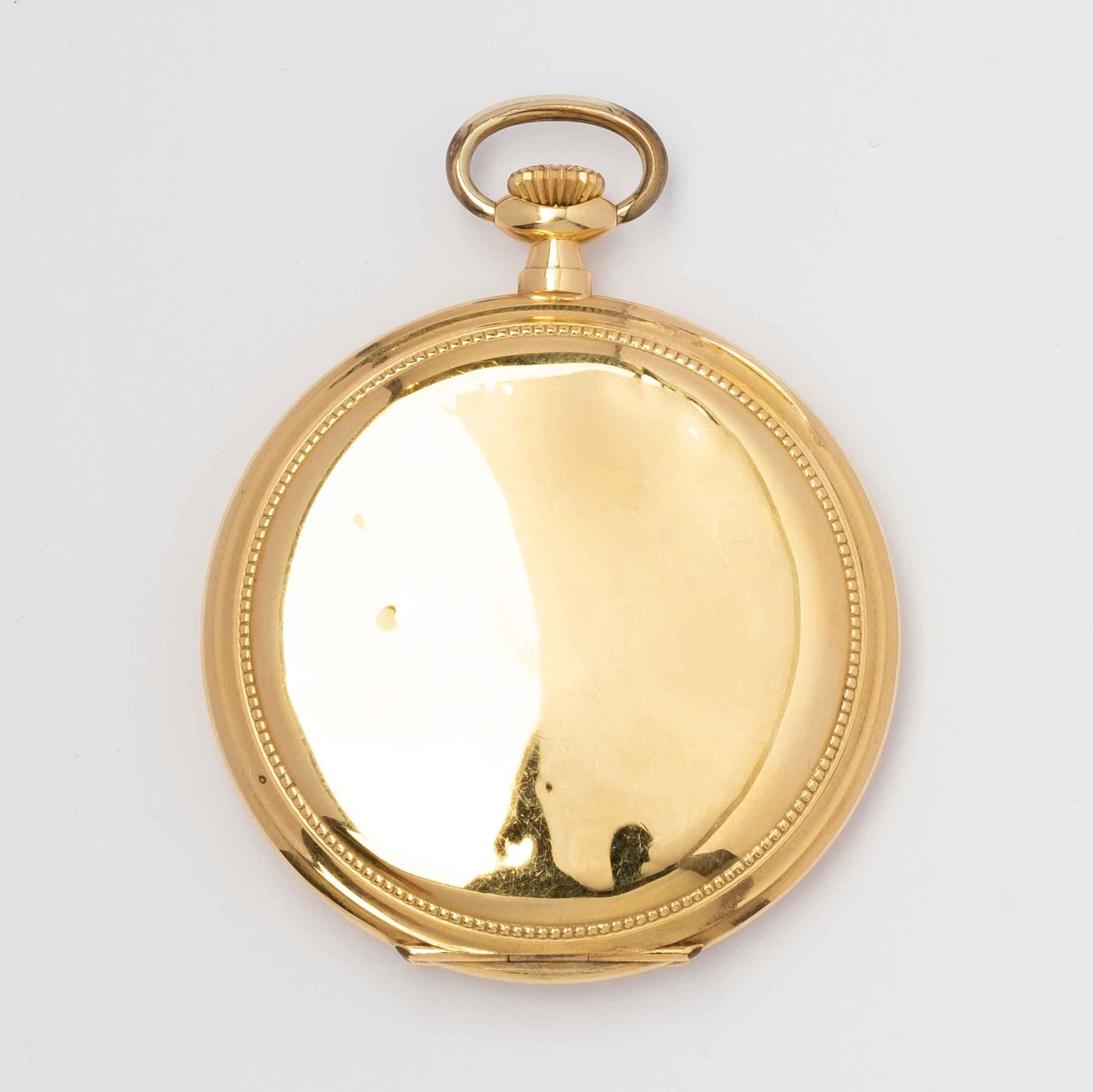 Elégante montre de poche du début du 20e siècle, signée Chronomètre Corgemont Watch, dotée d'un boîtier en or 18ct. Le cadran numéroté et les aiguilles finement travaillées soulignent le style raffiné et la sophistication typique de l'époque.

Le