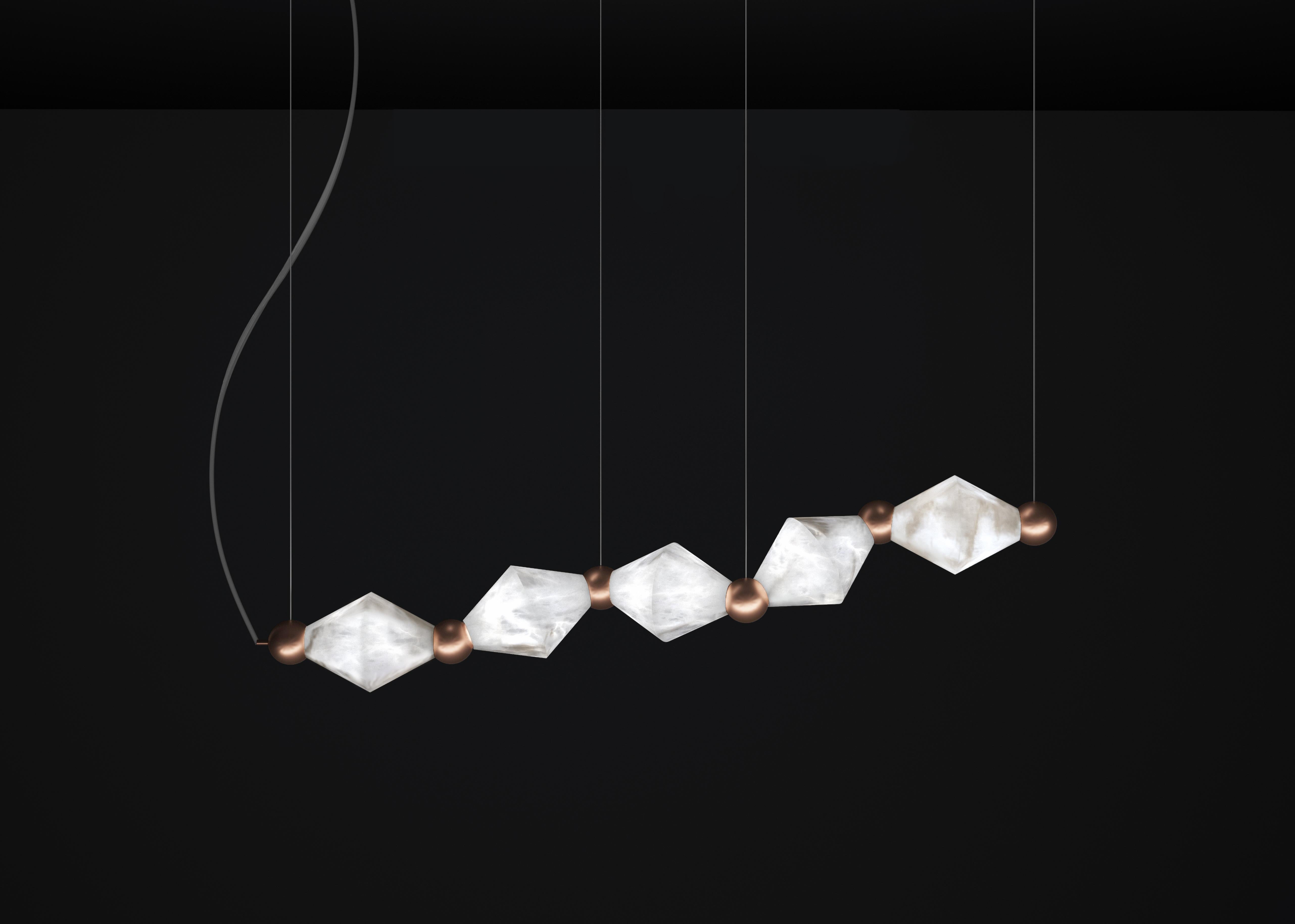 Lampada a sospensione Chronos in rame di Alabastro Italiano
Dimensioni: P 21 x L 142 x H 31 cm.
Materiali: Alabastro bianco e rame.

Disponibile in diverse finiture: Argento lucido, Bronzo, Ottone spazzolato, Ruggine di Firenze, Brunito spazzolato,