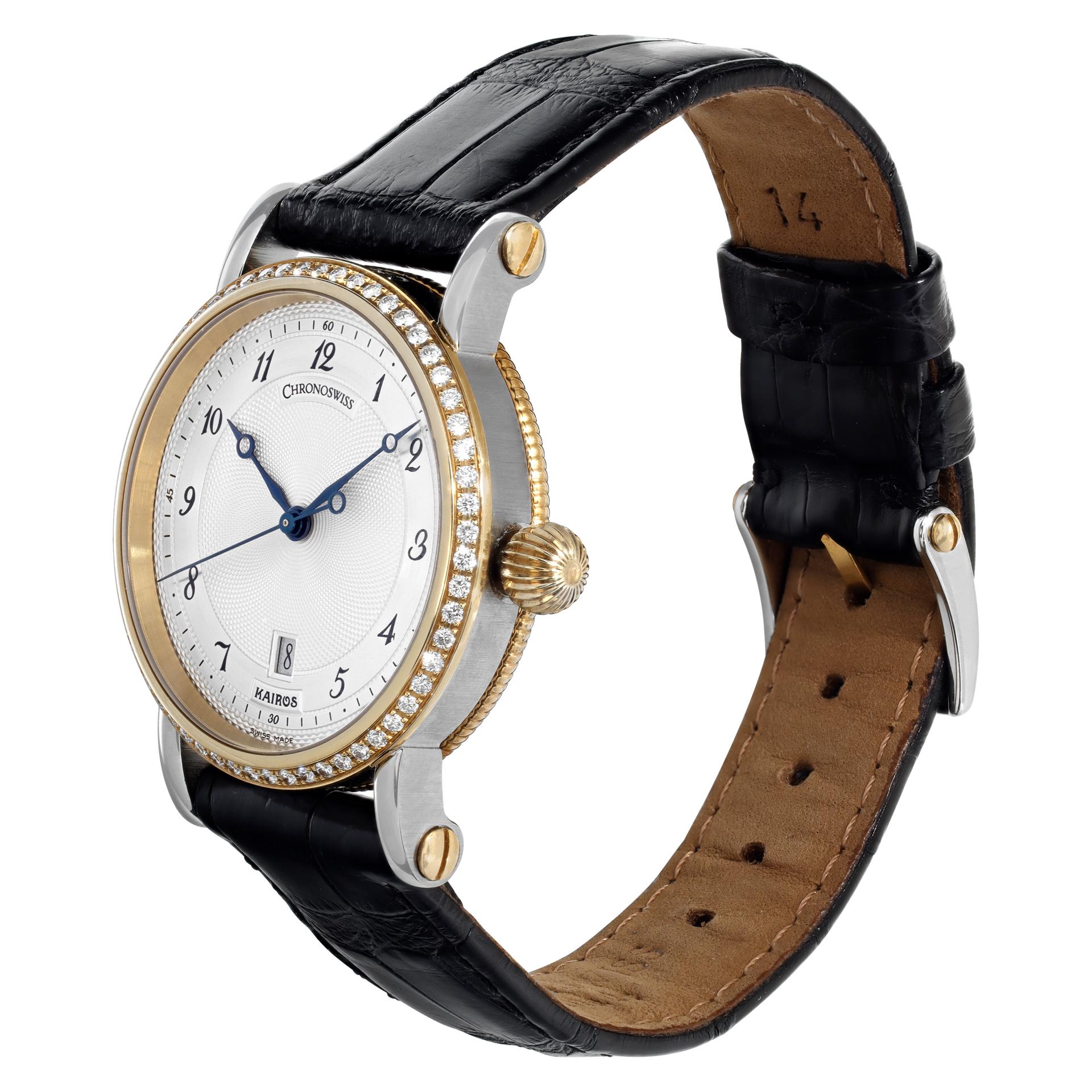 Chronoswiss Kairos aus 18 Karat Gelbgold und Edelstahl mit originaler Diamantlünette an einem schwarzen Krokodilband mit zweifarbiger Chronoswiss-Dornschließe. Automatikwerk unter Glas mit Sekundenzeiger und Datum. 30 mm Gehäusegröße. Ref CH 2022