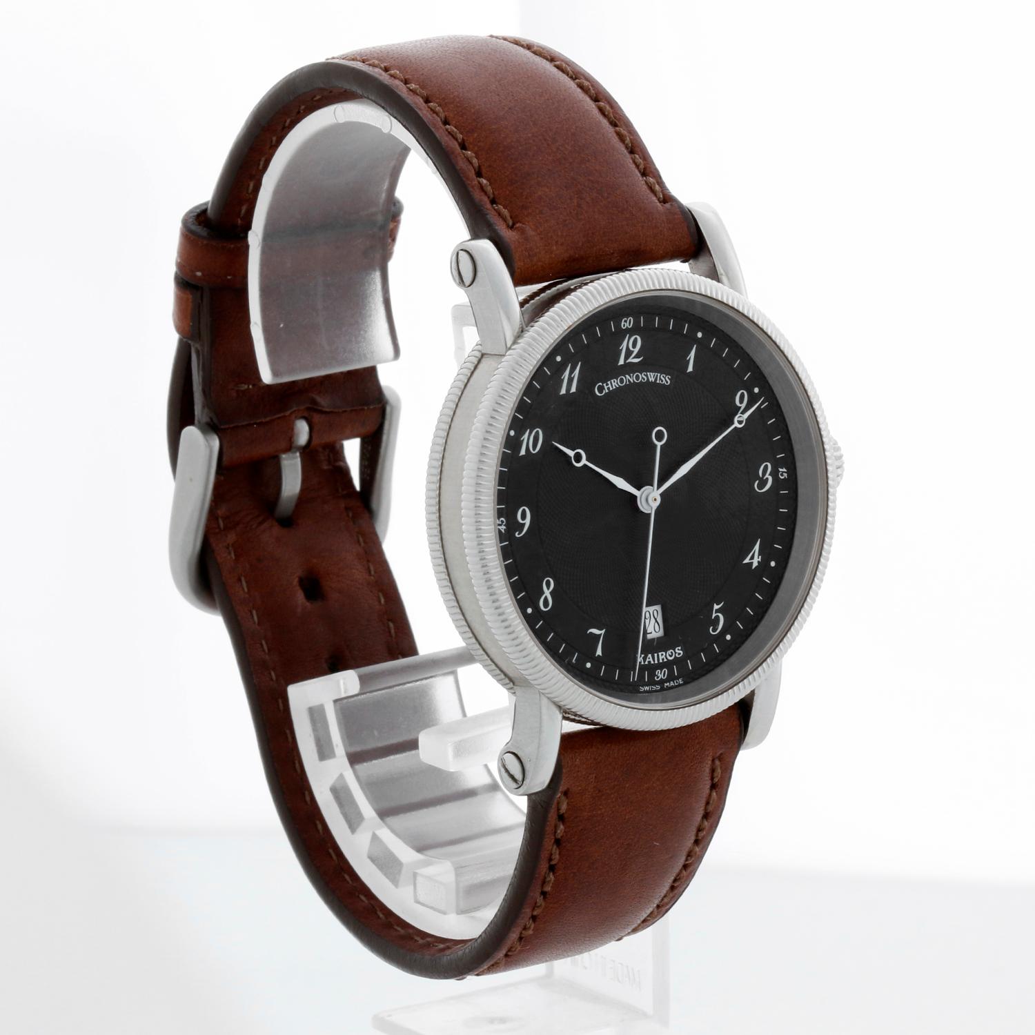 Chronoswiss Kairos Herren-Edelstahluhr Ch2823 - Automatischer Aufzug. Kairos. Edelstahlgehäuse (38 mm) mit Sichtboden. Schwarzes Zifferblatt mit Breguet-Zahlen und Datum bei 6 Uhr. Braunes Lederband mit Dornschließe. Pre-owned benutzerdefinierte