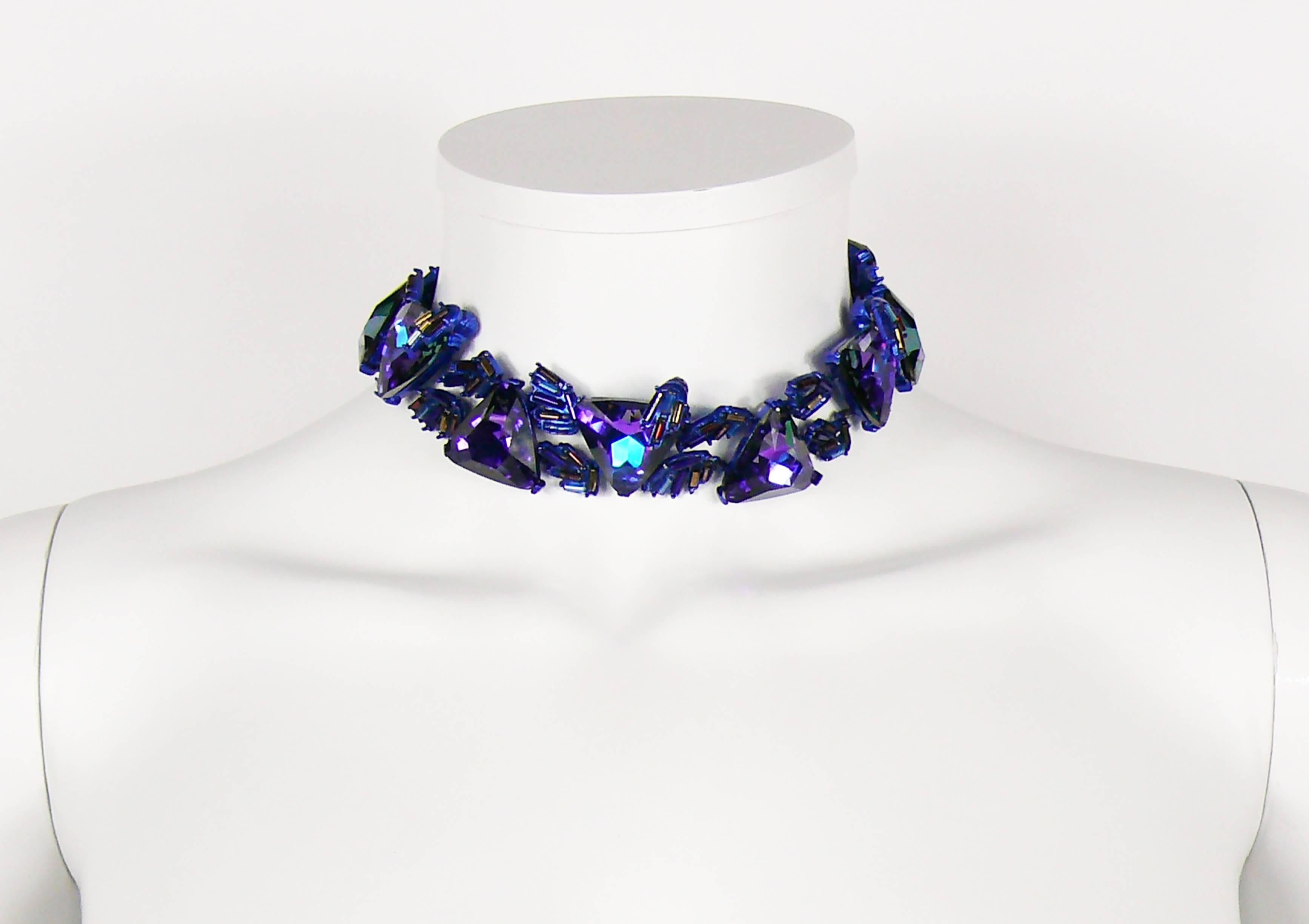 Collana girocollo vintage di CHRISTIAN LACROIX con enormi cristalli viola e perline rocaille iridescenti.

Chiusura a gancio.
Catena di estensione.

Marcato CHRISTIAN LACROIX CL Prodotto in Francia.

Misure indicative: lunghezza massima circa 40 cm