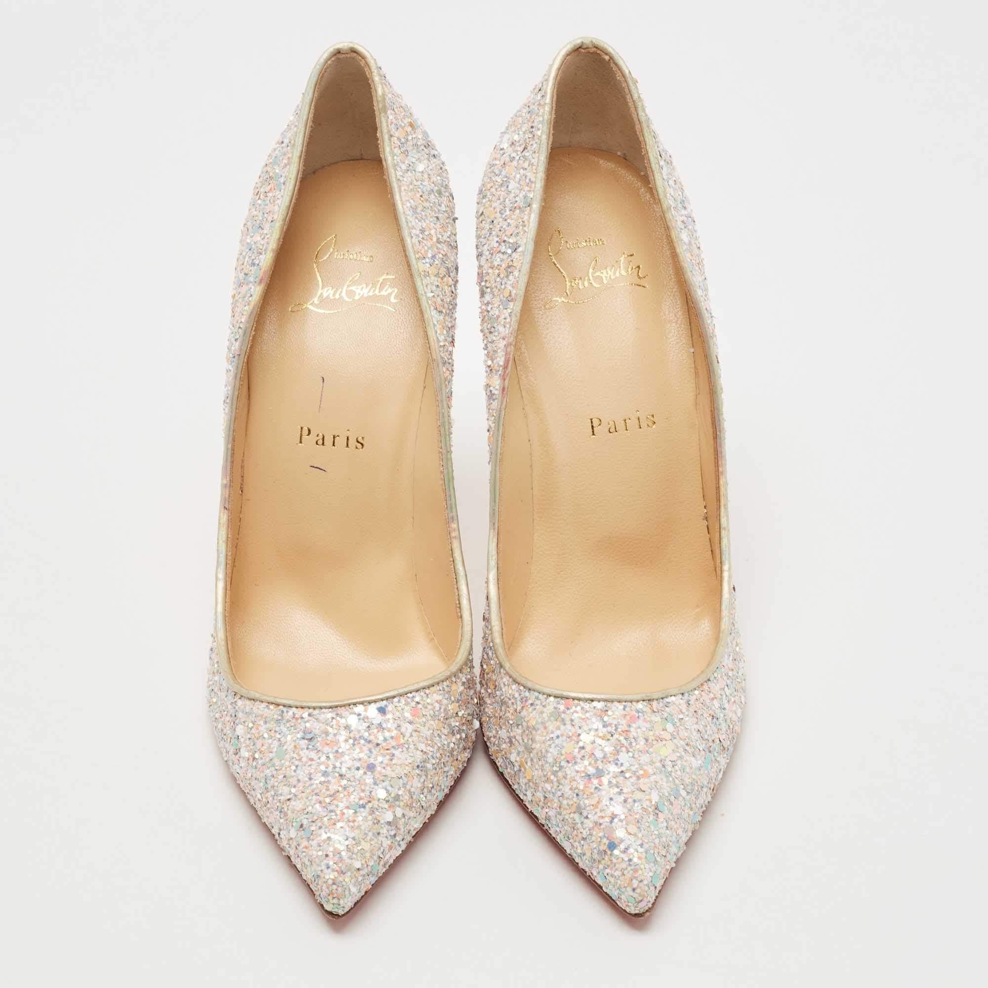 Dazzle everyone with these Louboutins by owning them today. Crafted from sparkling glitter, these Pigalle pumps carry a mesmerizing shape with pointed toes and 11 cm heels. Complete with the signature red soles, this pair truly embodies the fine art