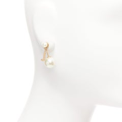 CHRTISTIAN DIOR Tribale gold J Buchstabe faux Perle baumelnden Pin Ohrring einzeln