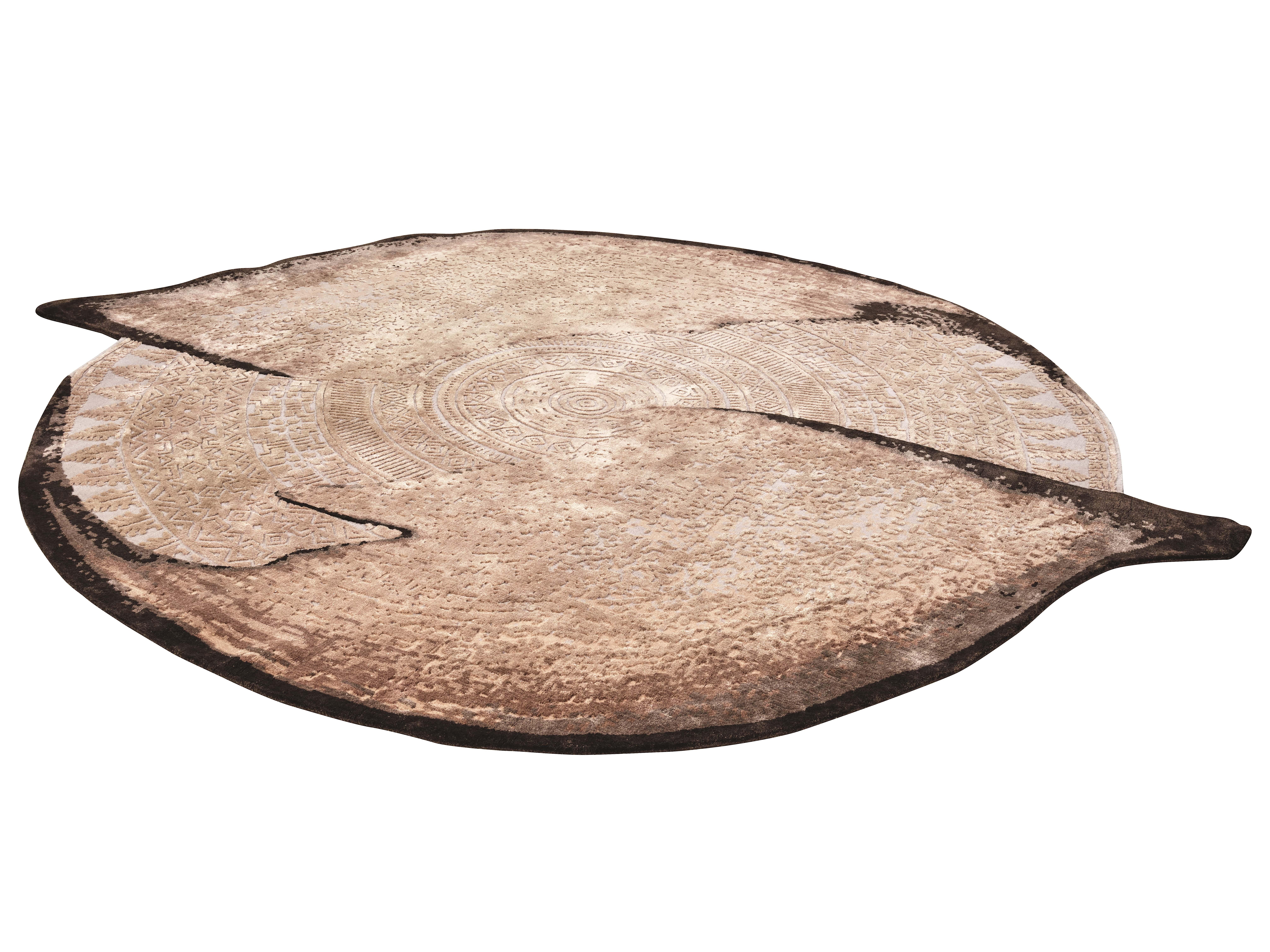 Modern CHRYSALIS Hand Knotted Transitional Round Shaped Rug in Wool and Silk by Hands For Sale