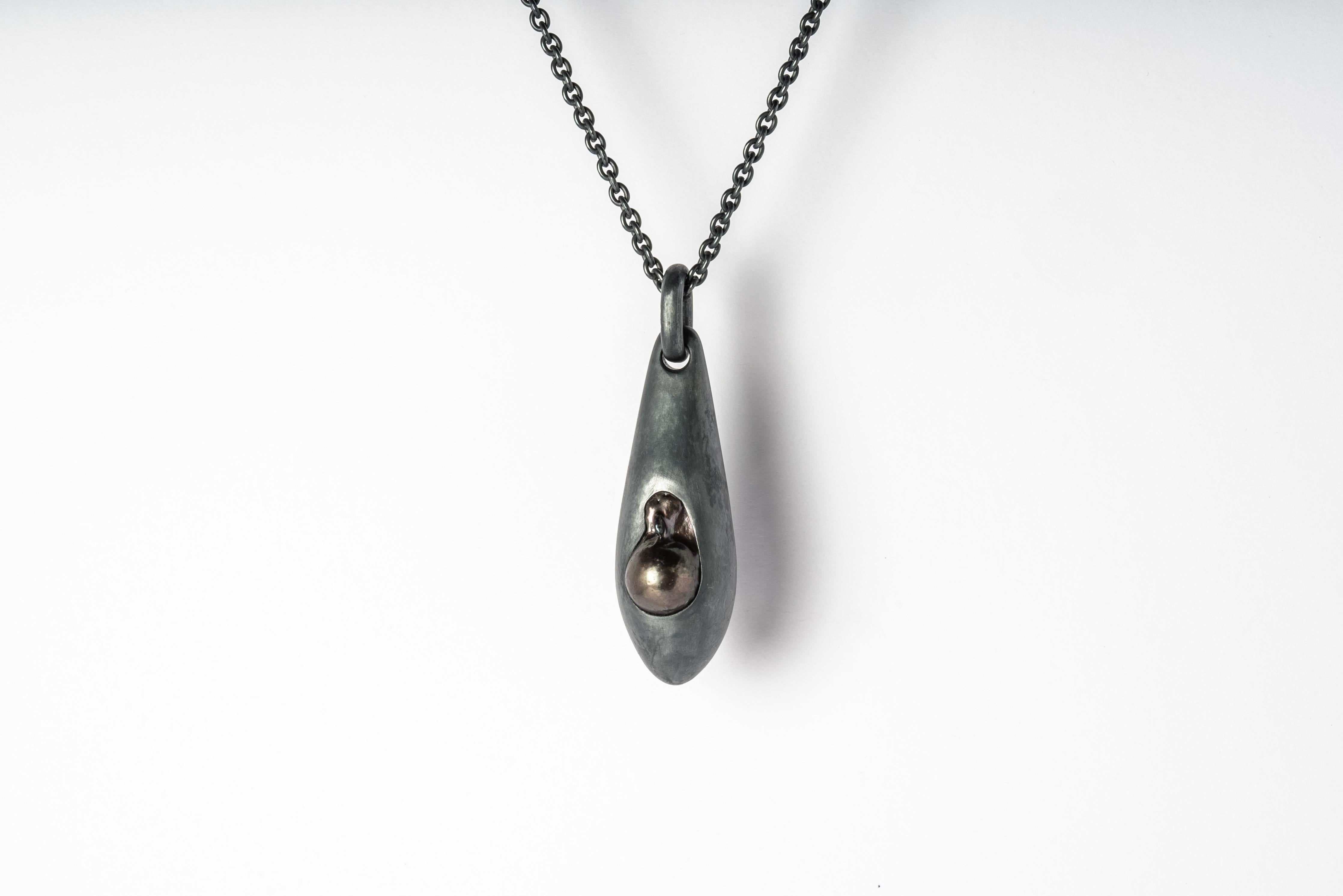 Necklace in the shape of chrysalis made in black sterling silver and a bead of black rainbow pearl. Black Sterling is a surface oxidation of sterling silver. This finish may fade over time, which can be considered an enhancement. It comes on 74 cm