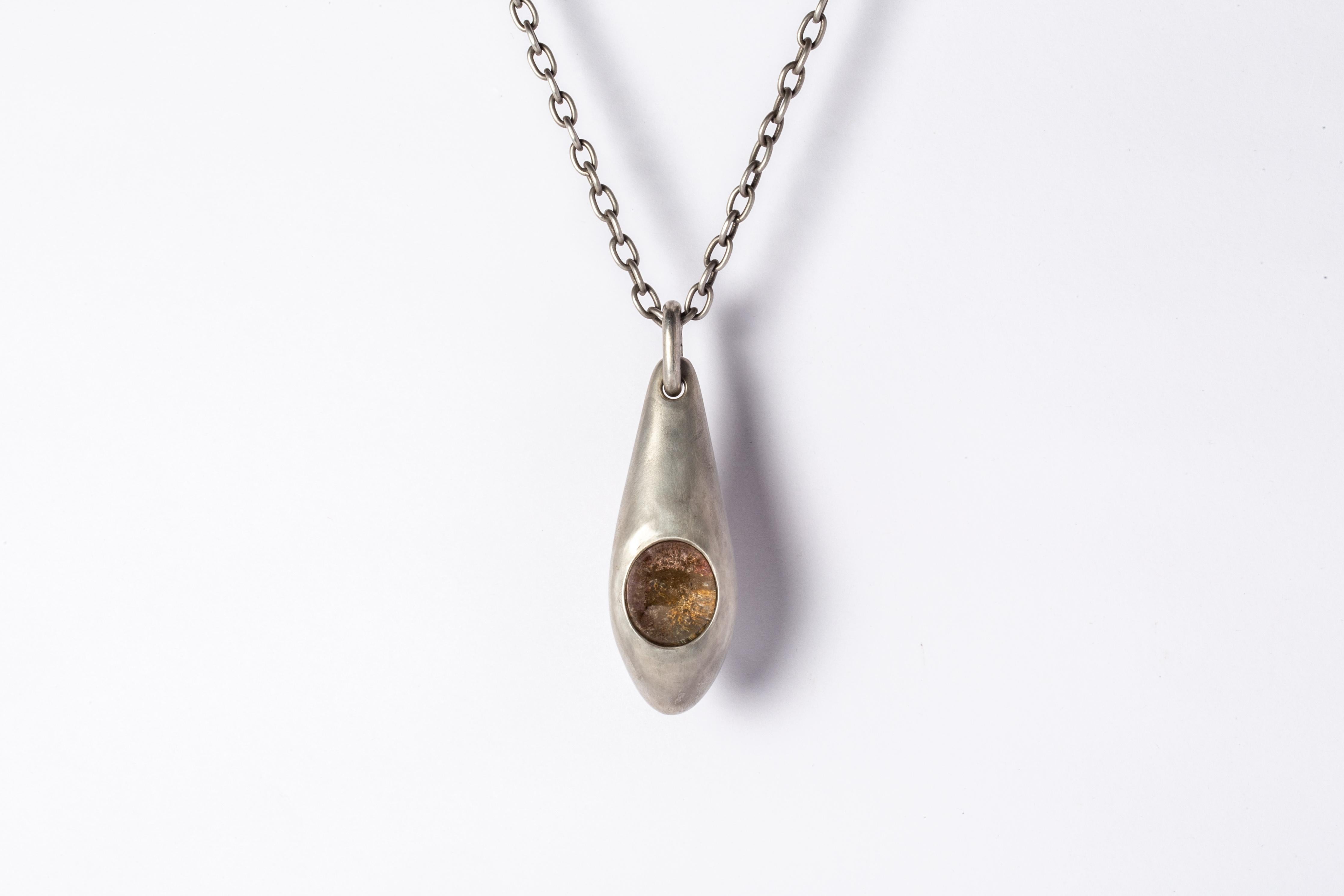 Necklace in acid treated sterling silver and a rough of garden quartz. It comes on 74 cm sterling silver chain.