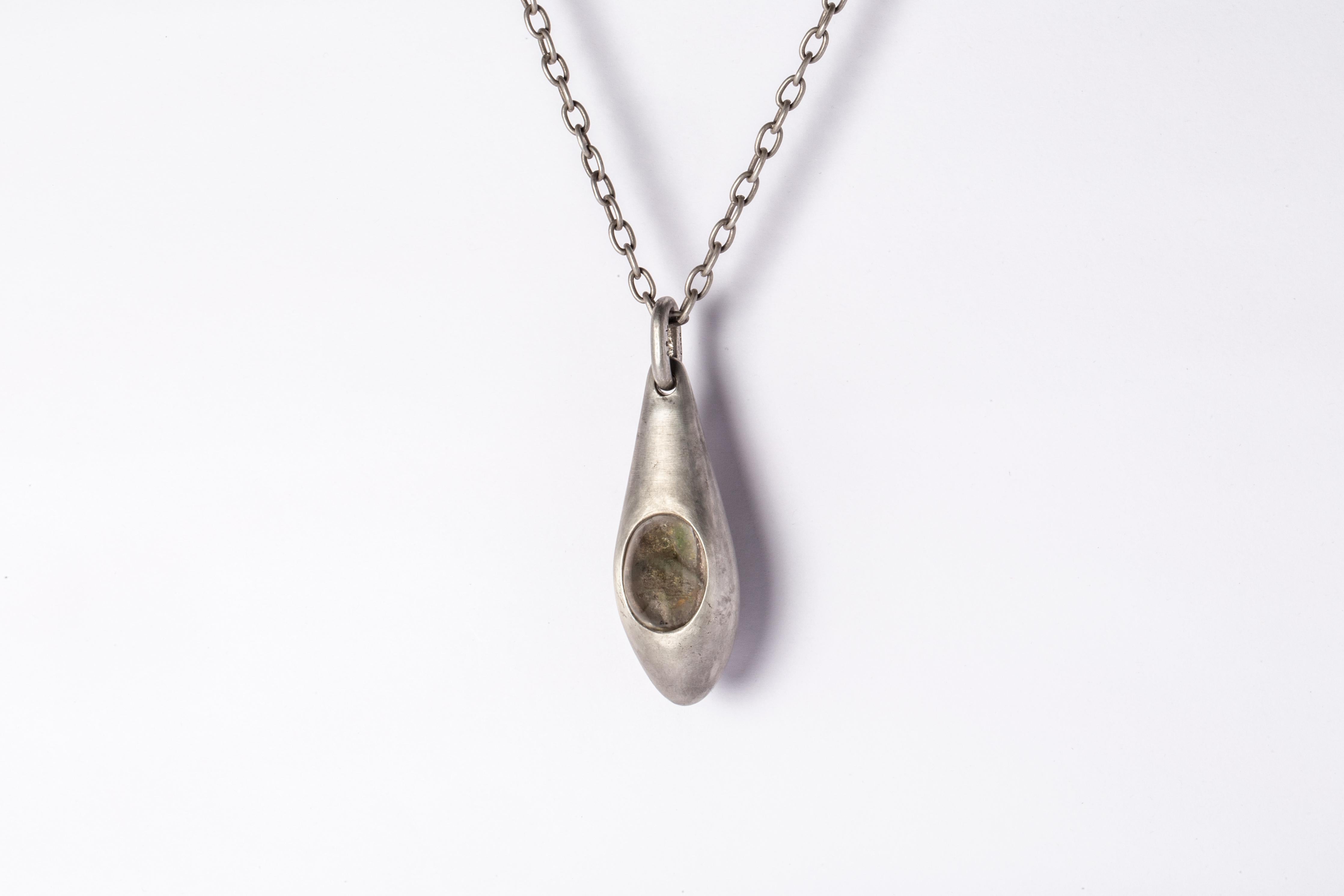 Necklace in acid treated sterling silver and a rough of garden quartz. It comes on 74 cm sterling silver chain.