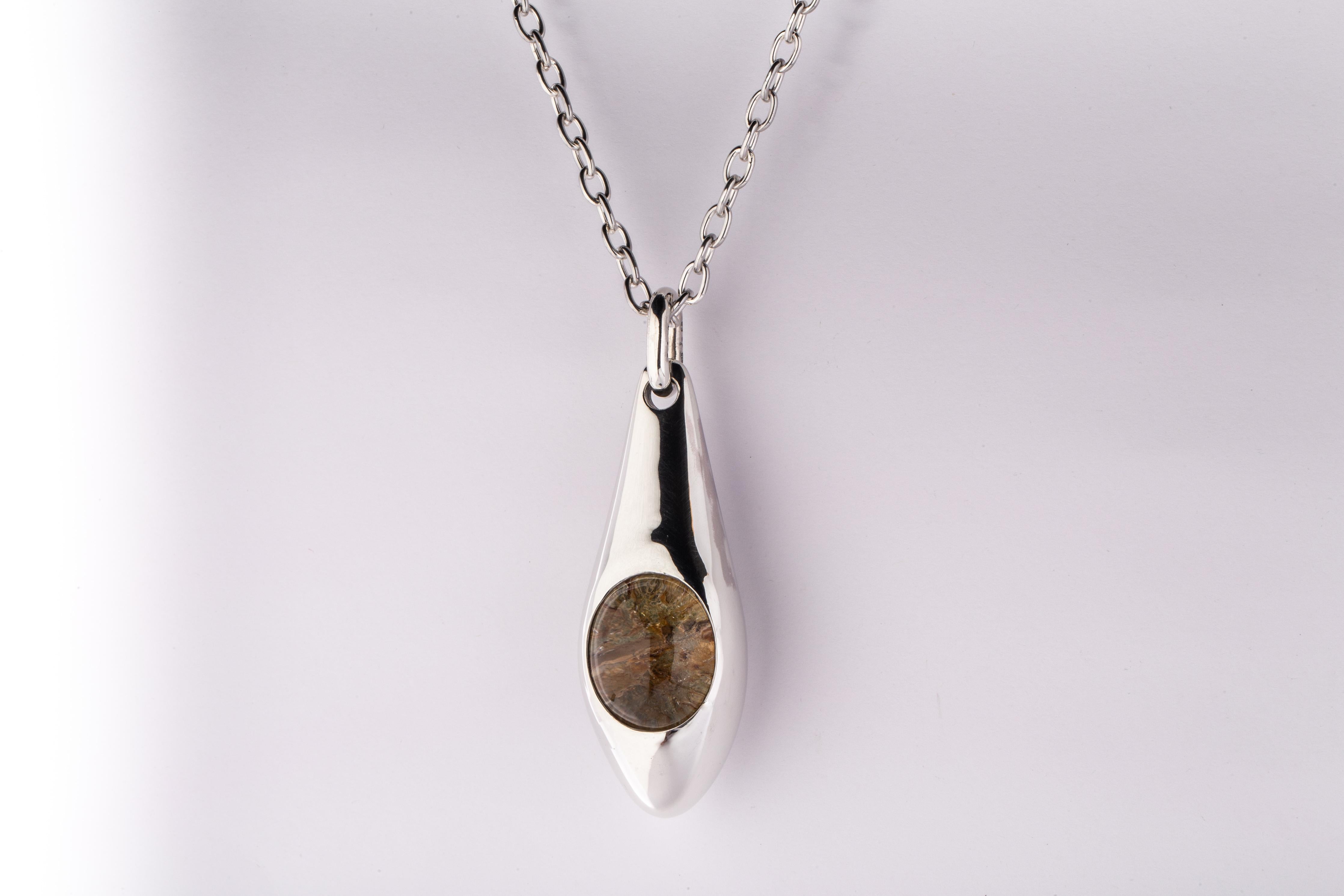 Necklace in polished sterling silver and a slab of rough garden quartz. It comes on 74 cm sterling silver chain.