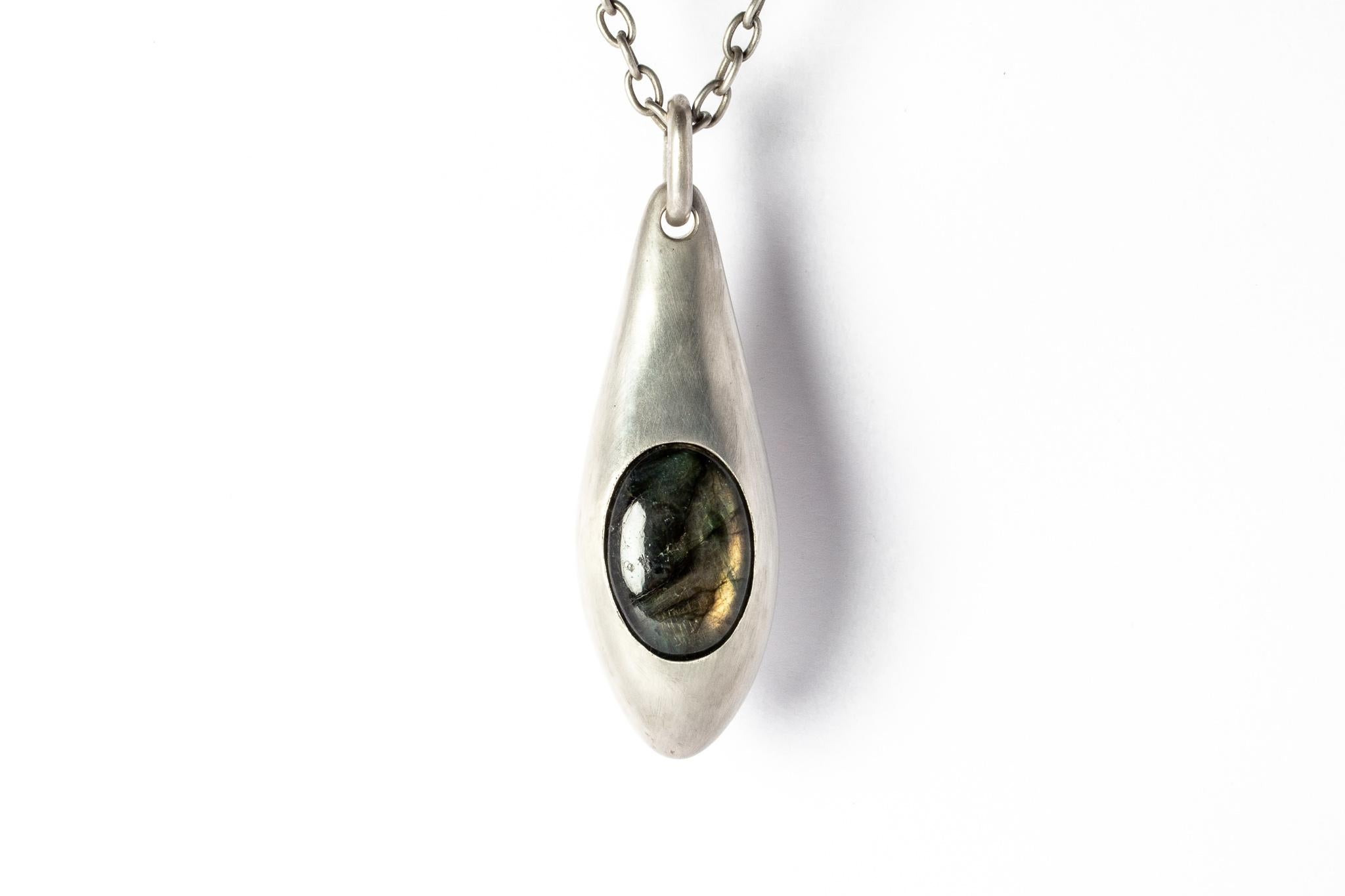 Necklace in dipped acid sterling and a rough of labradorite. It comes on 74 cm sterling silver chain.