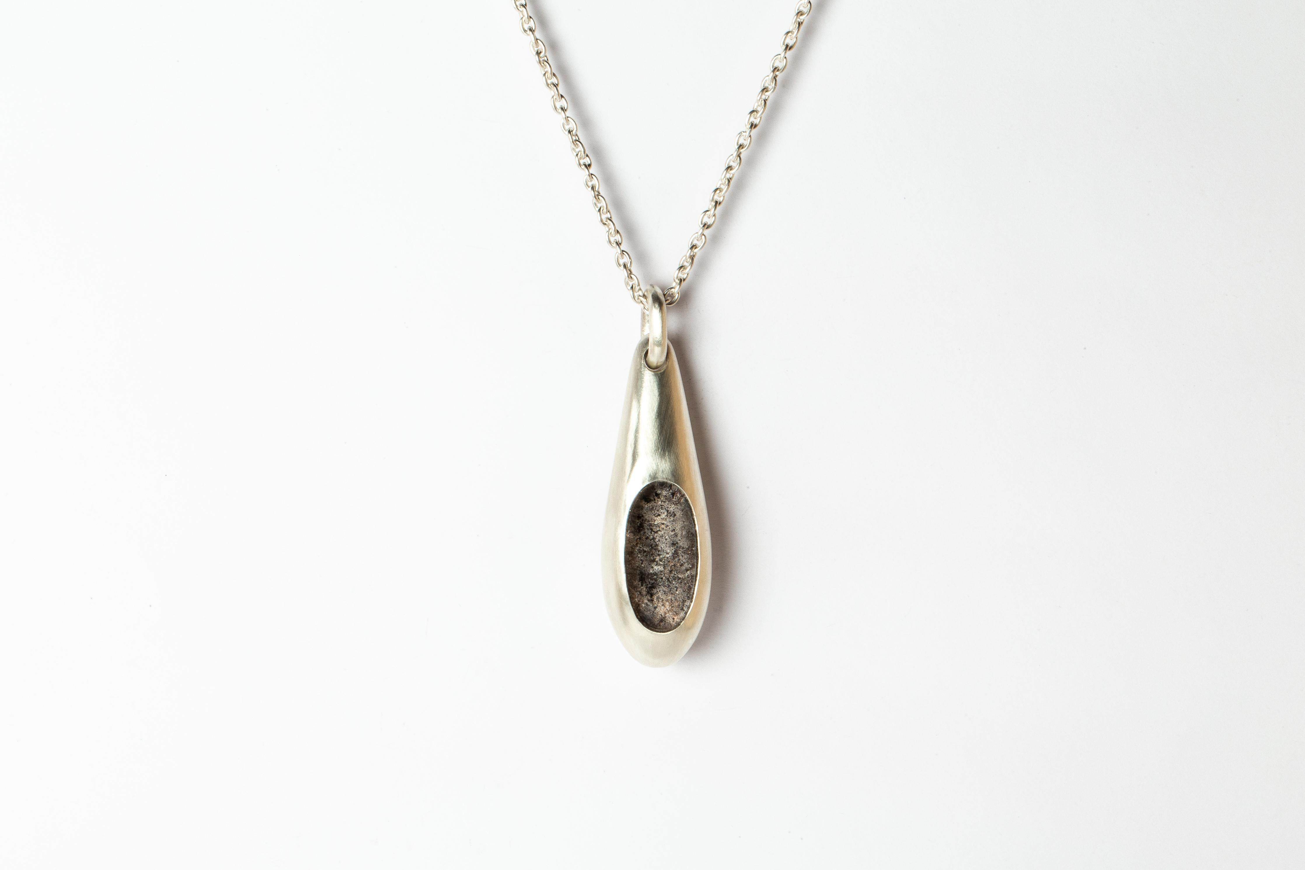 Necklace in the shape of chrysalis made in matte sterling silver and a slab of lodolite. It comes on a 74 cm sterling silver chain. Each piece a unique and this is what makes it special.