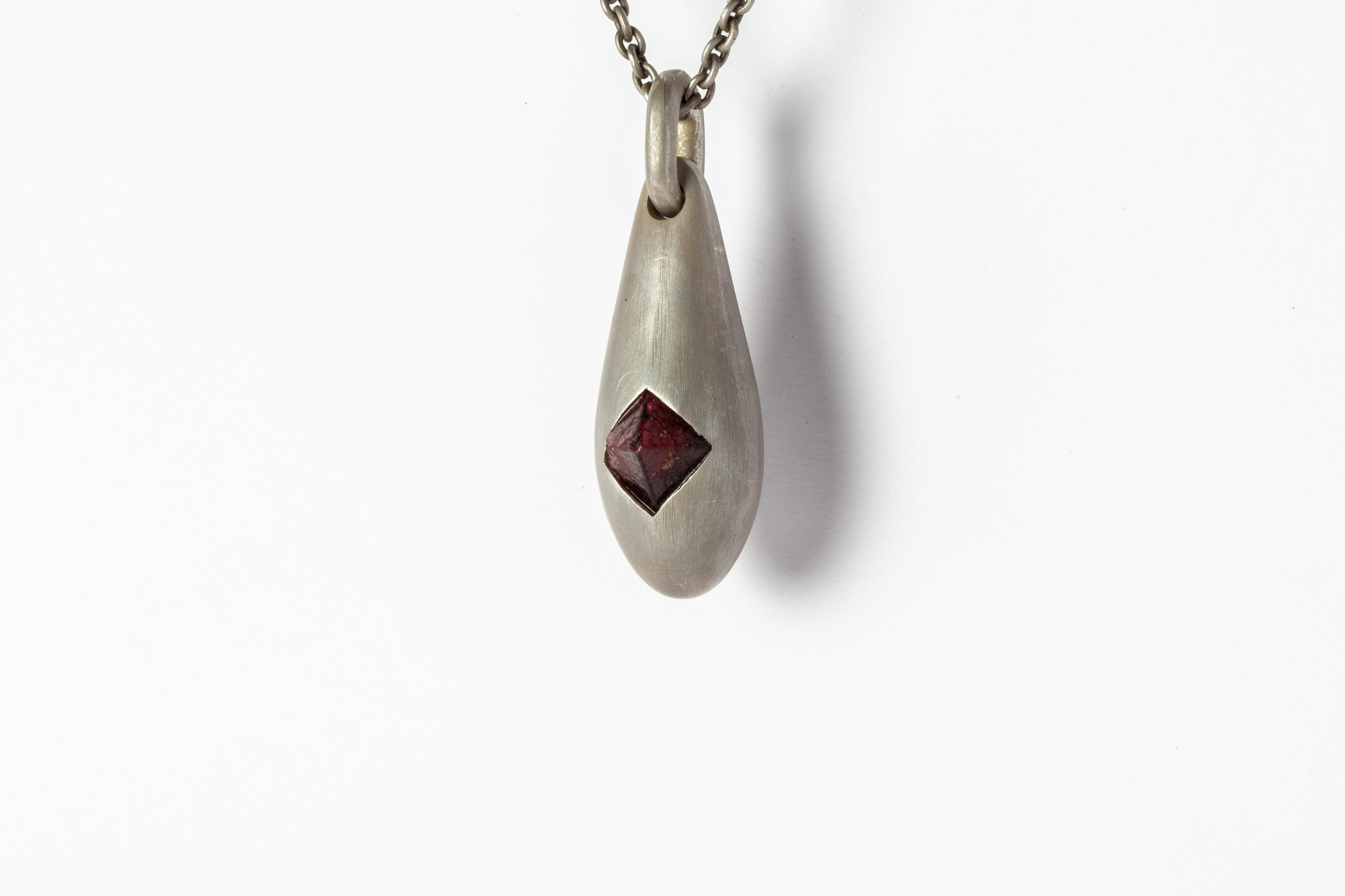 Pendant necklace made in acid treated sterling silver and a rough of spinel. It comes on 74 cm sterling silver chain.