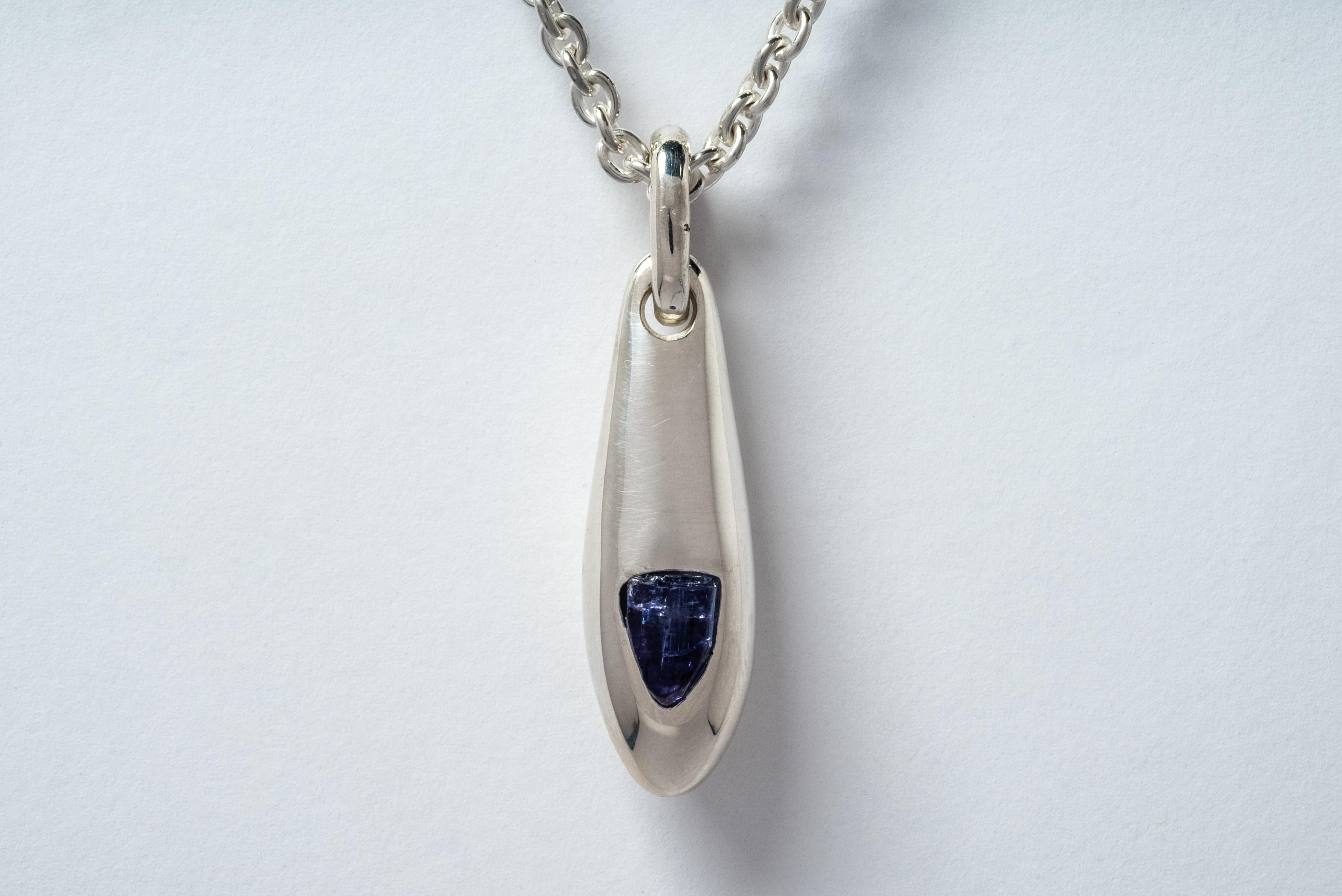 Necklace in the shape of chrysalis made in polished sterling silver and a slab of rough tanzanite. It comes on 74 cm sterling silver chain.
Dimensions : Pendant length (W × H): 11 mm × 46 mm
Chain length: 740 mm
Weight: 50 grams