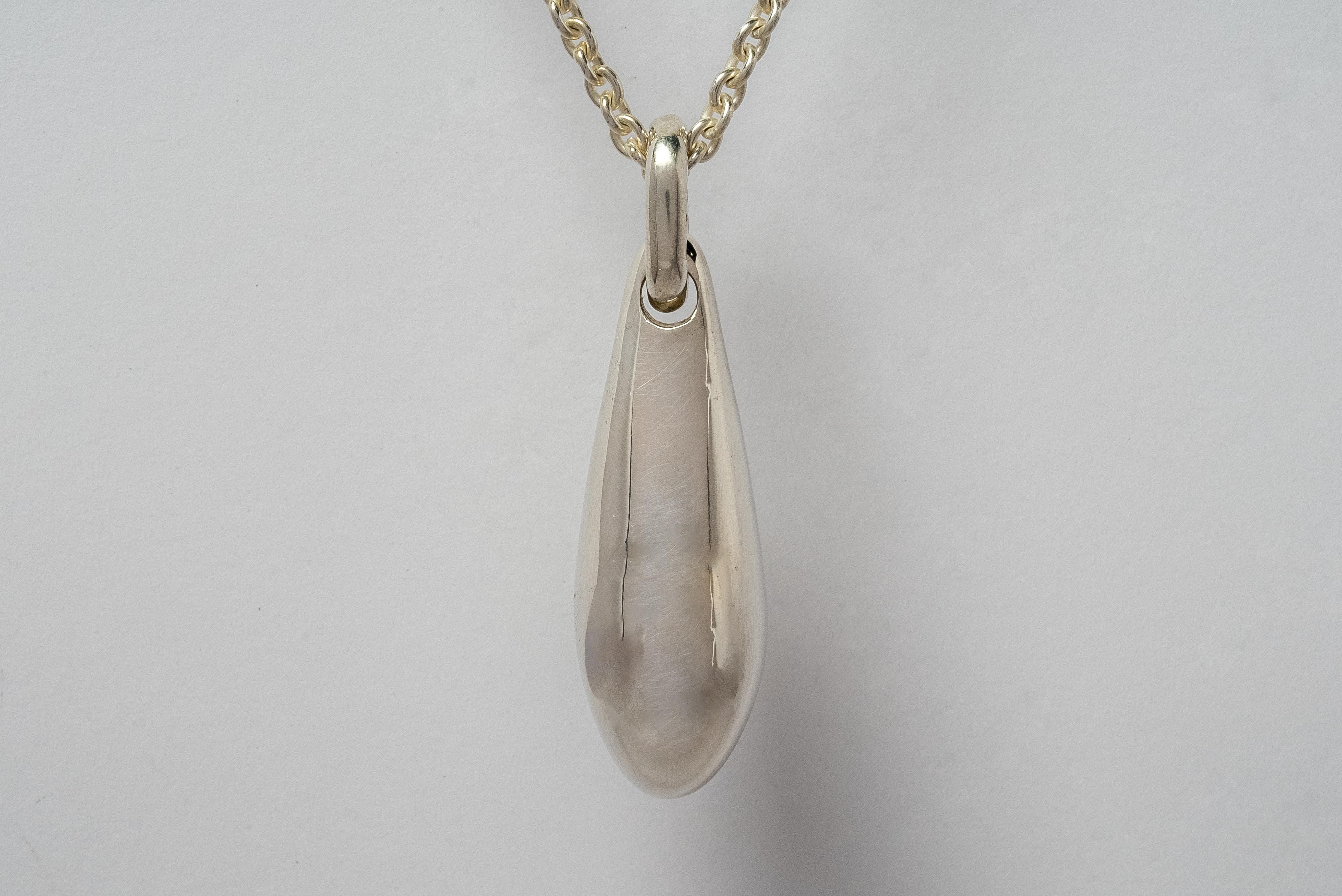 Necklace in polished sterling silver and a rough of opal. It comes on 74 cm sterling silver chain. 