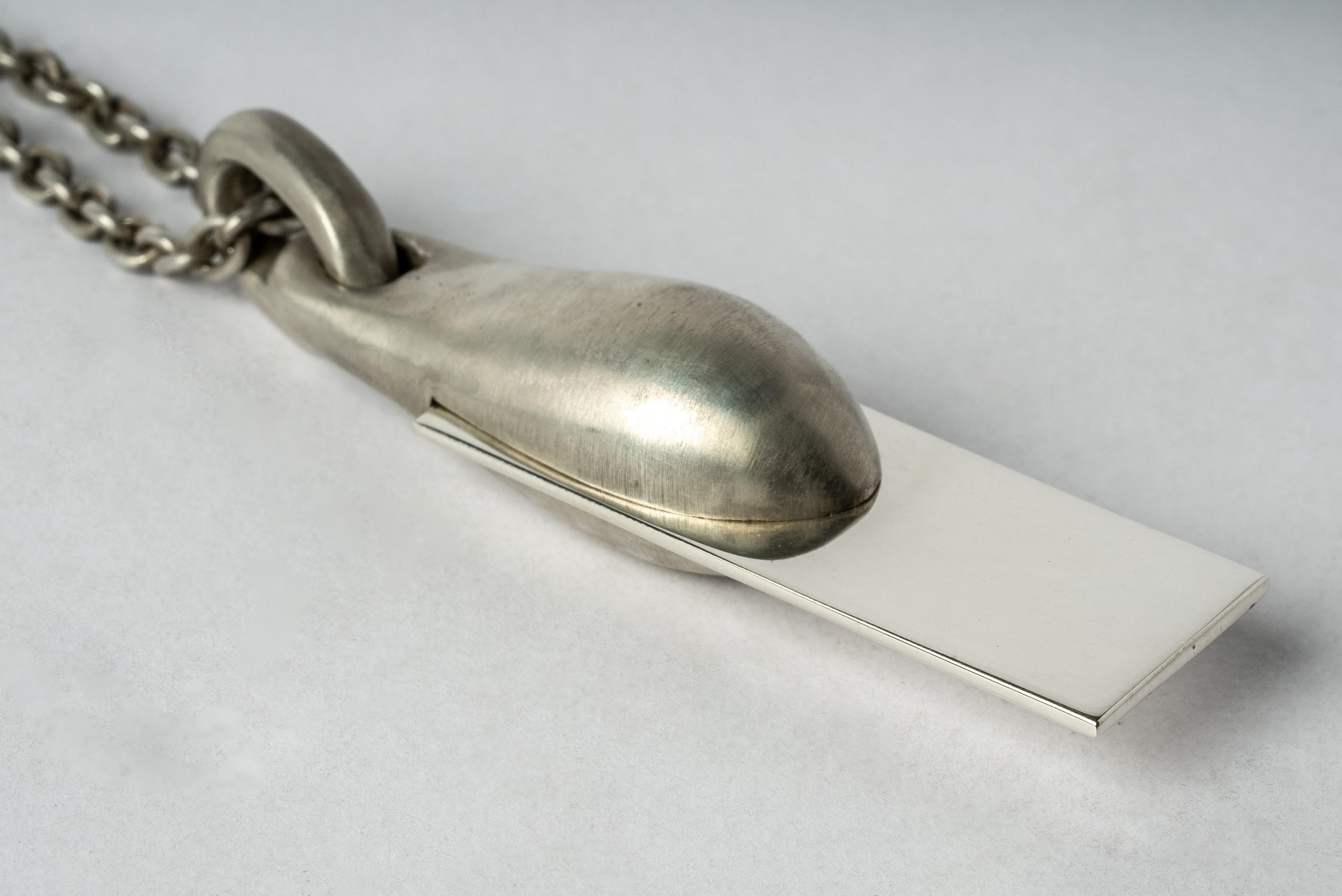 Tropfenhalskette in Form einer Chrysalis aus Sterlingsilber an einer 74 cm langen Kette.